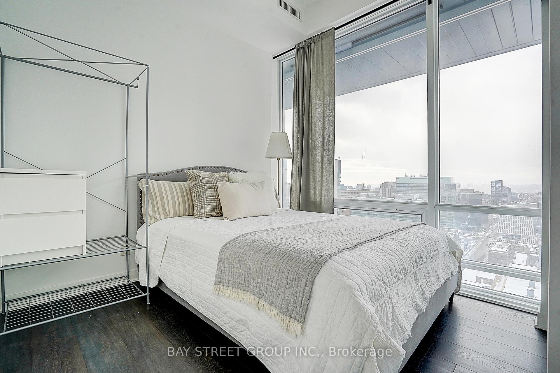 1 Bedroom Condo at 15 Grenville, Toronto For sale