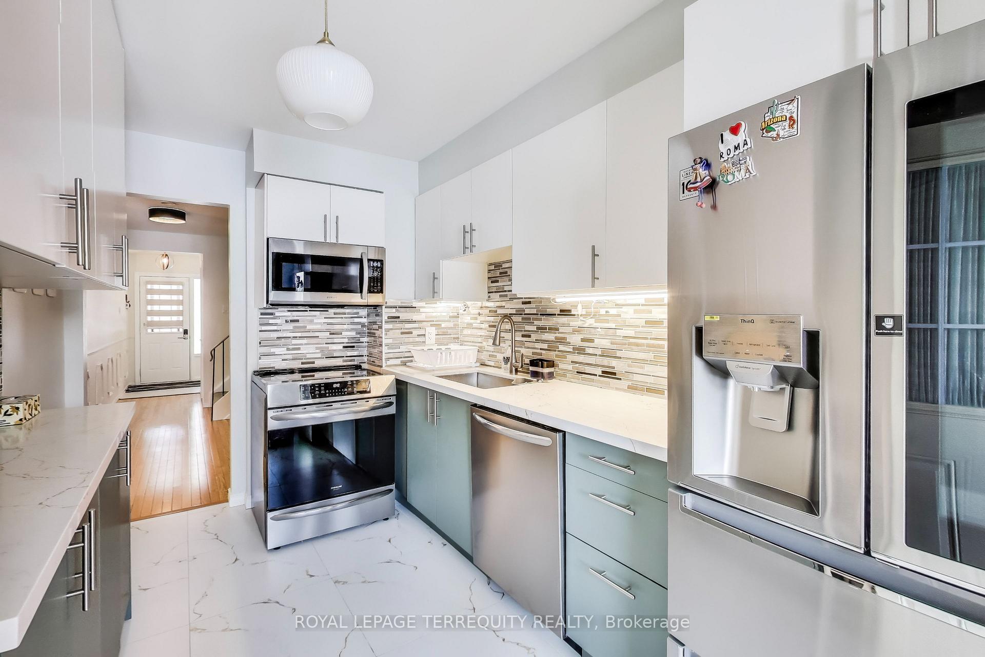 3 Bedrooms Condo at 2020 South Millway, Mississauga For sale