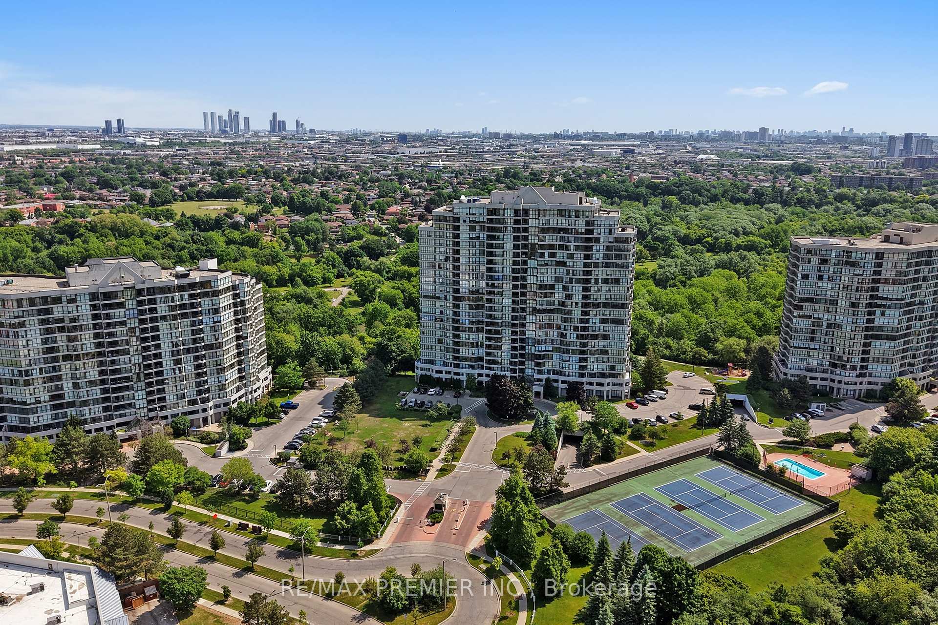 3 Bedrooms Condo at 1 Rowntree, Toronto For sale