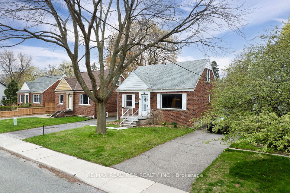 16 Plaxton Drive, Toronto, ON M4B 2P8
