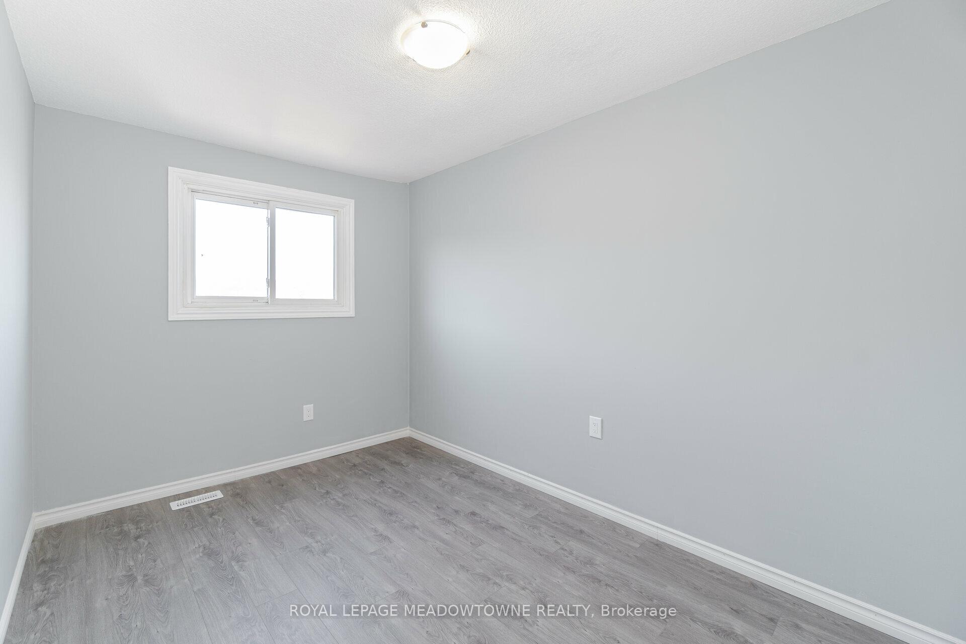 3 Bedrooms Condo at 11 Harrisford, Hamilton For sale