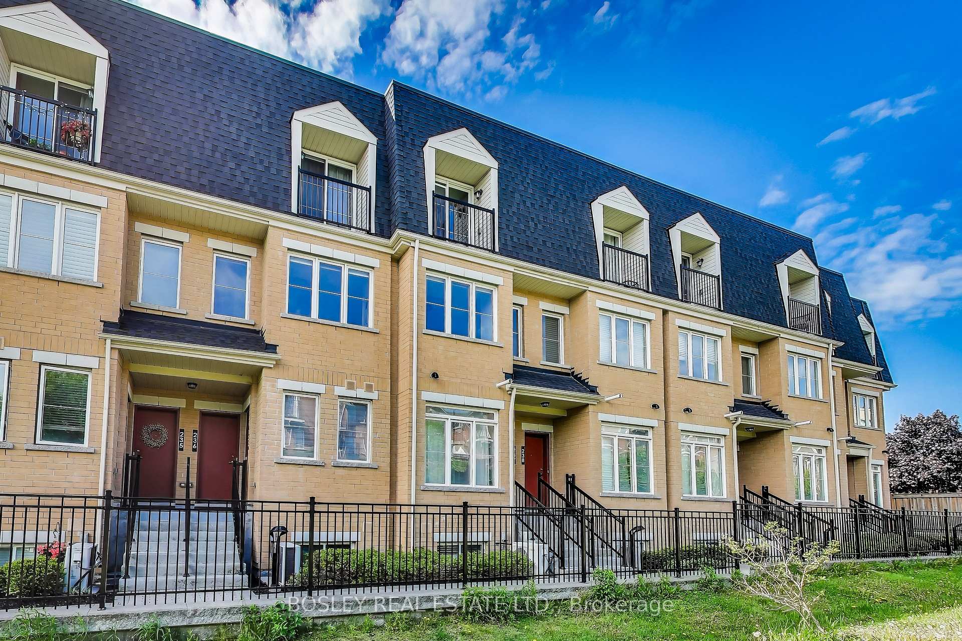 2 Bedrooms Condo at 390 Hopewell, Toronto For sale