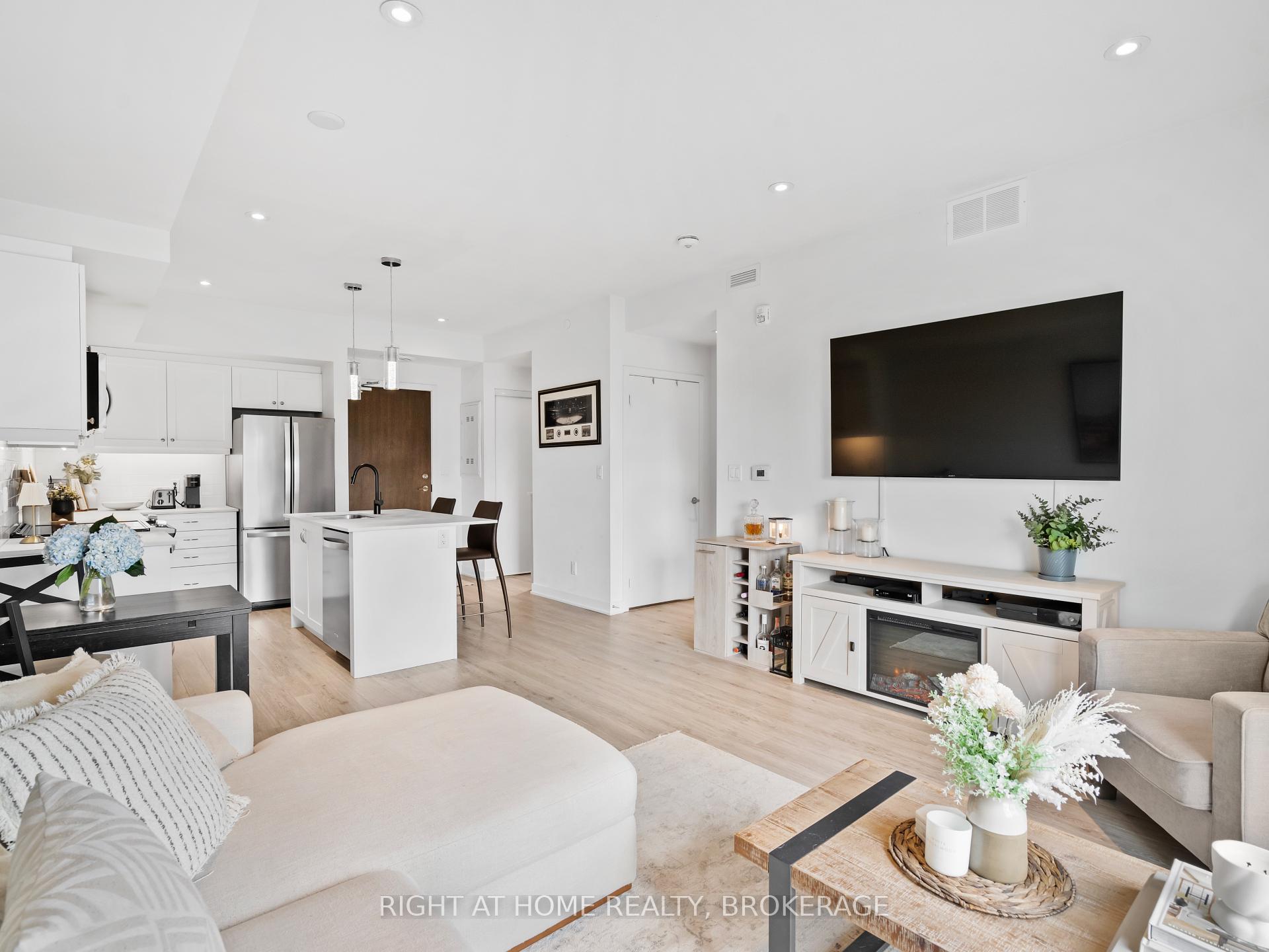 2 Bedrooms Condo at 16 Markle, Hamilton For sale