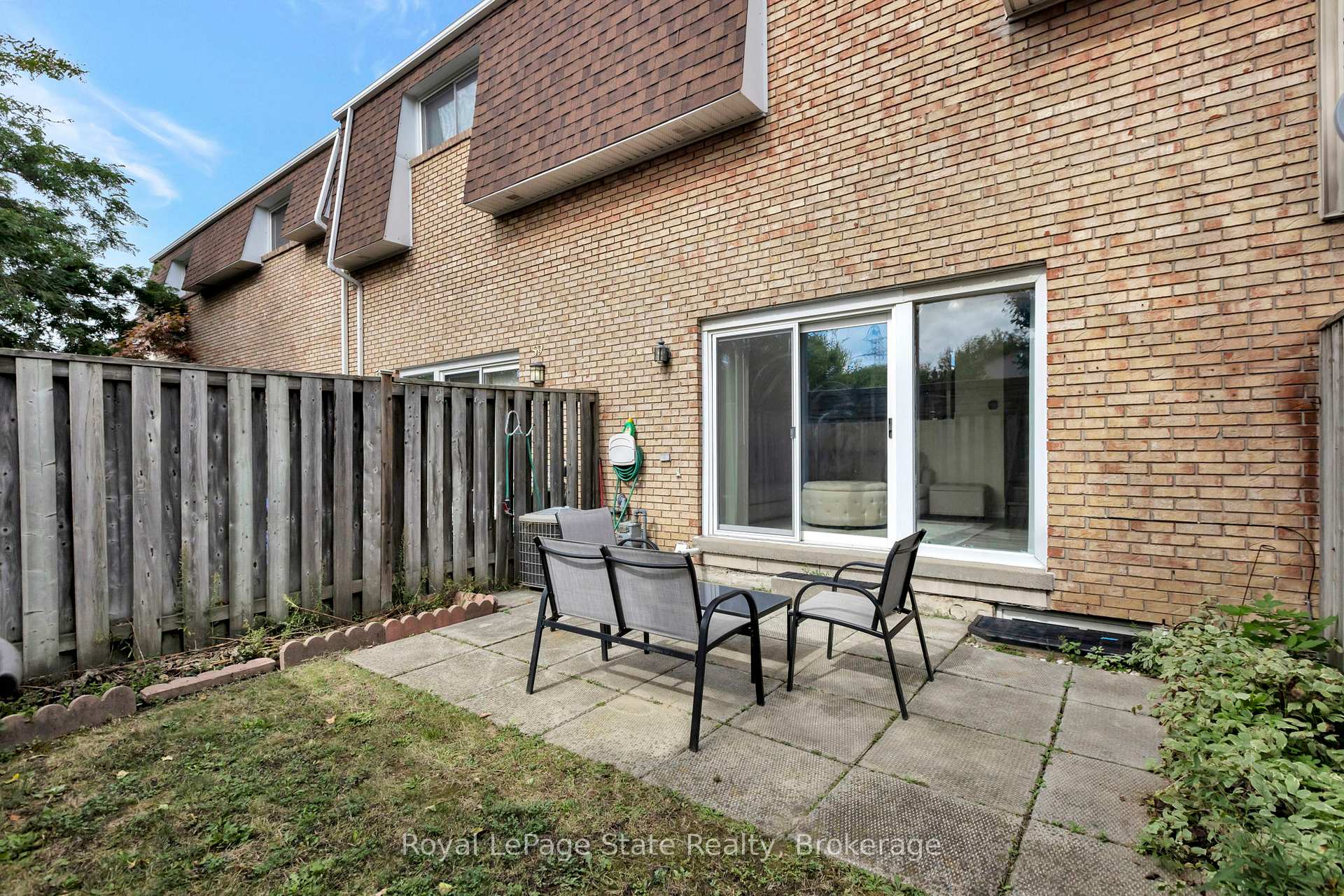 3 Bedrooms Condo at 11 Harrisford, Hamilton For sale