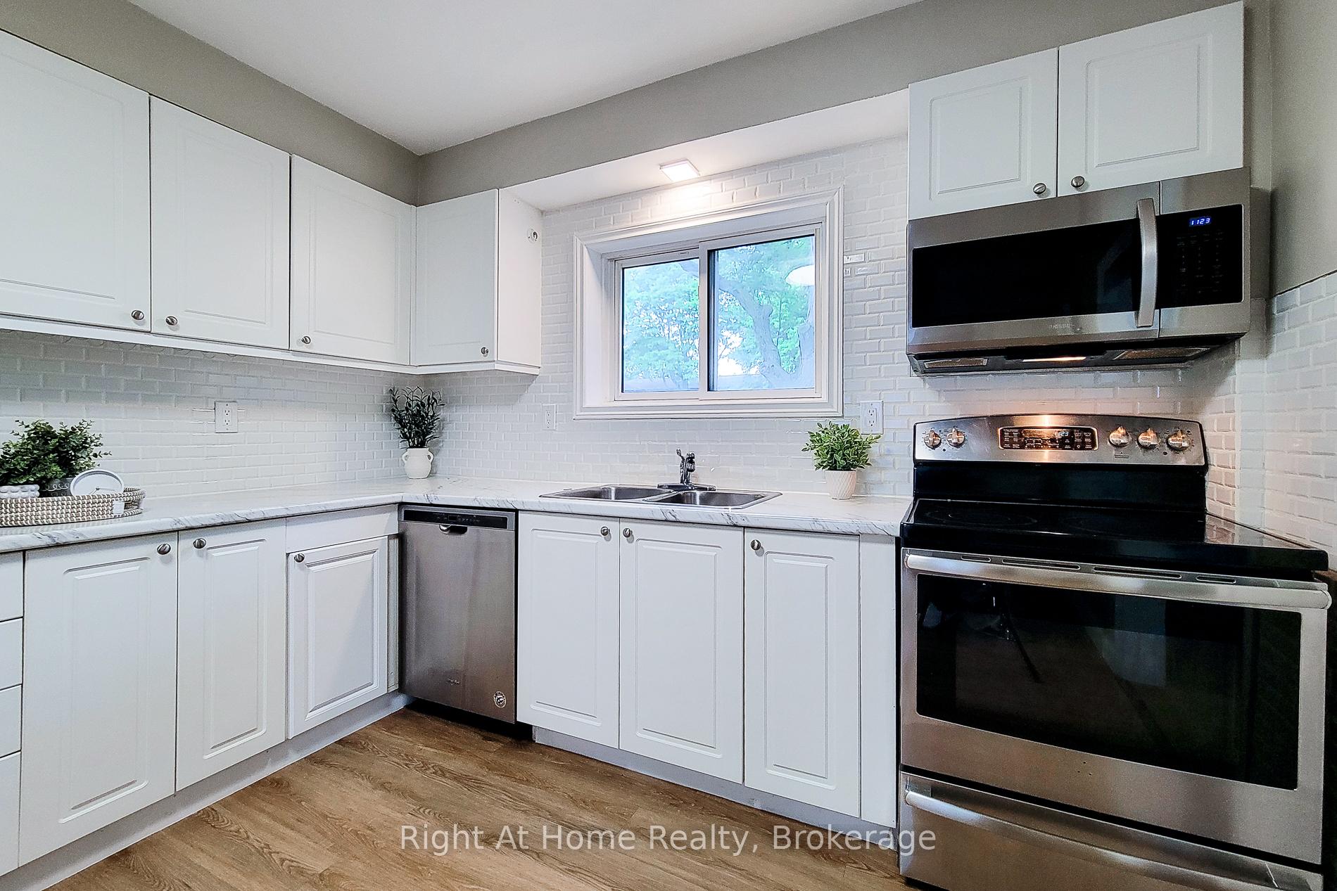 3 Bedrooms Condo at 8 Glenburn, Hamilton For sale