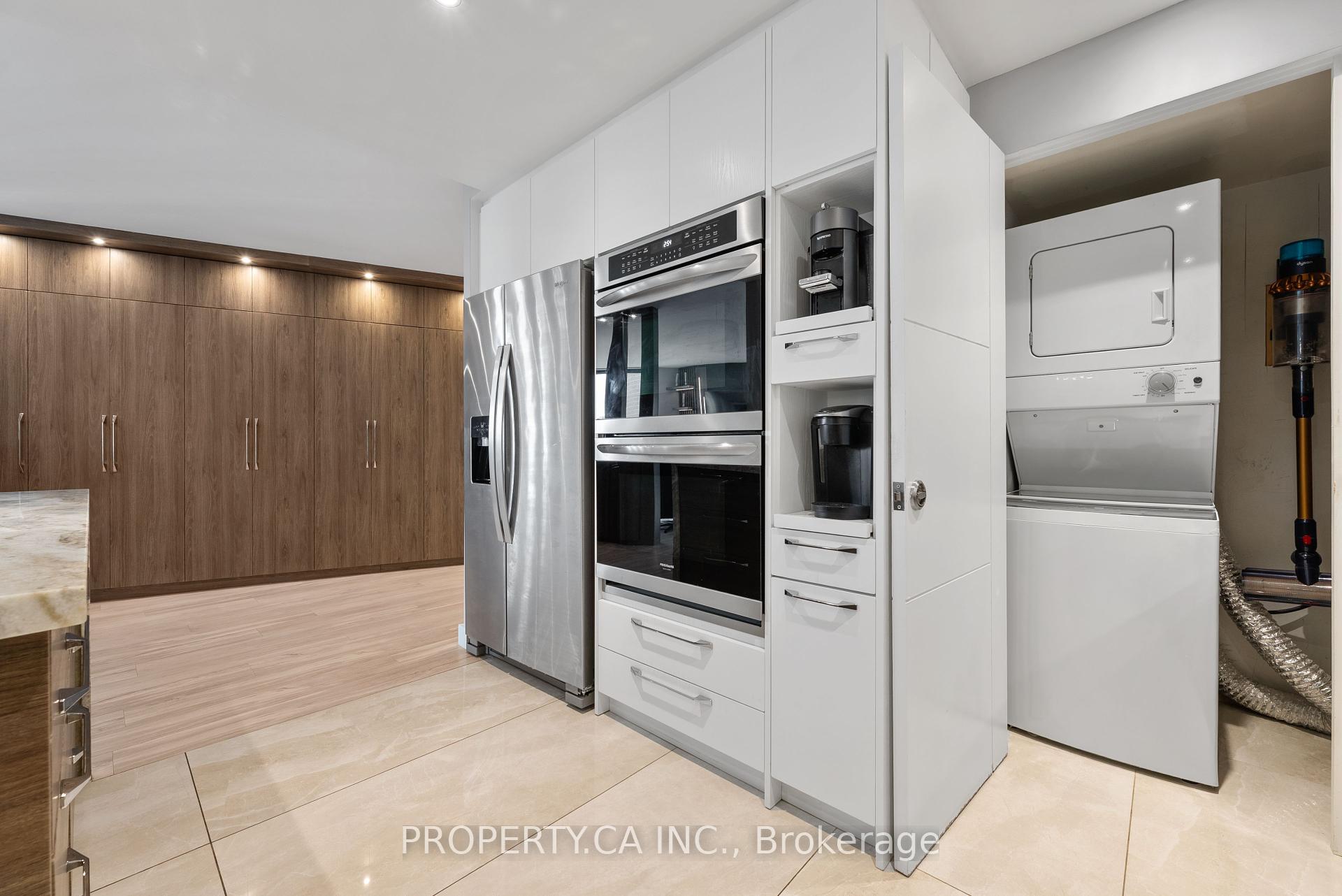3 Bedrooms Condo at 40 Richview, Toronto For sale