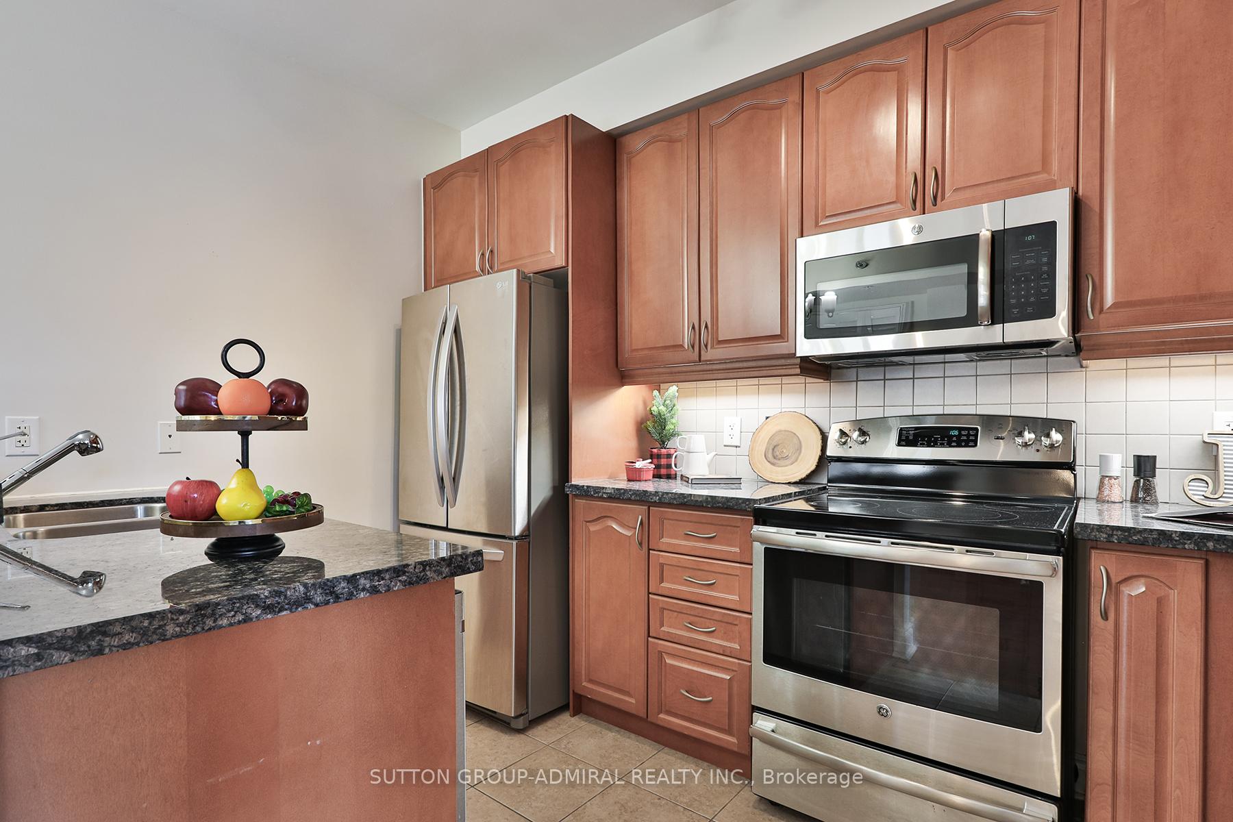 3 Bedrooms Condo at 8 Brighton, Vaughan For sale