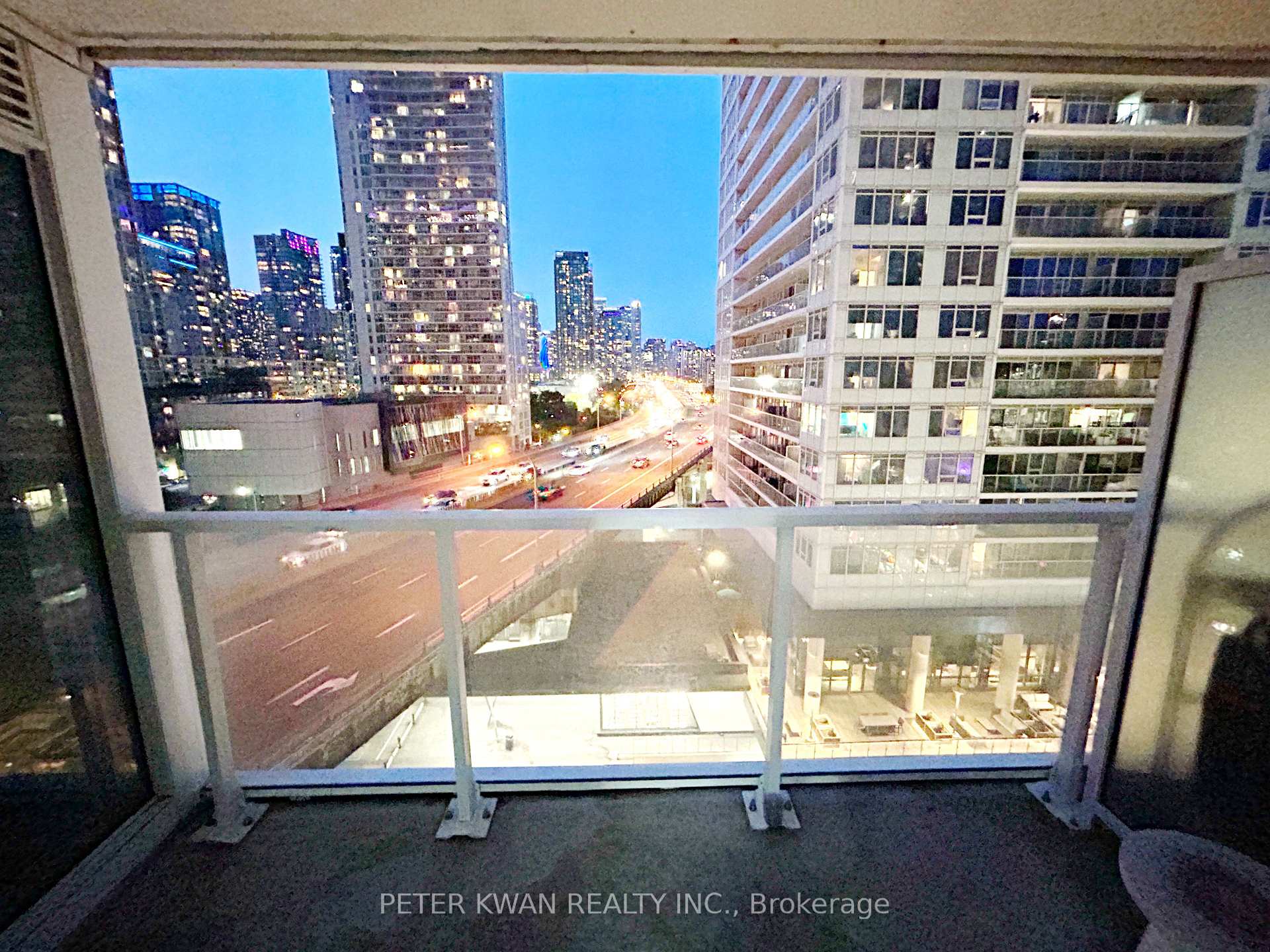 2 Bedrooms Condo at 19 Bathurst, Toronto For sale
