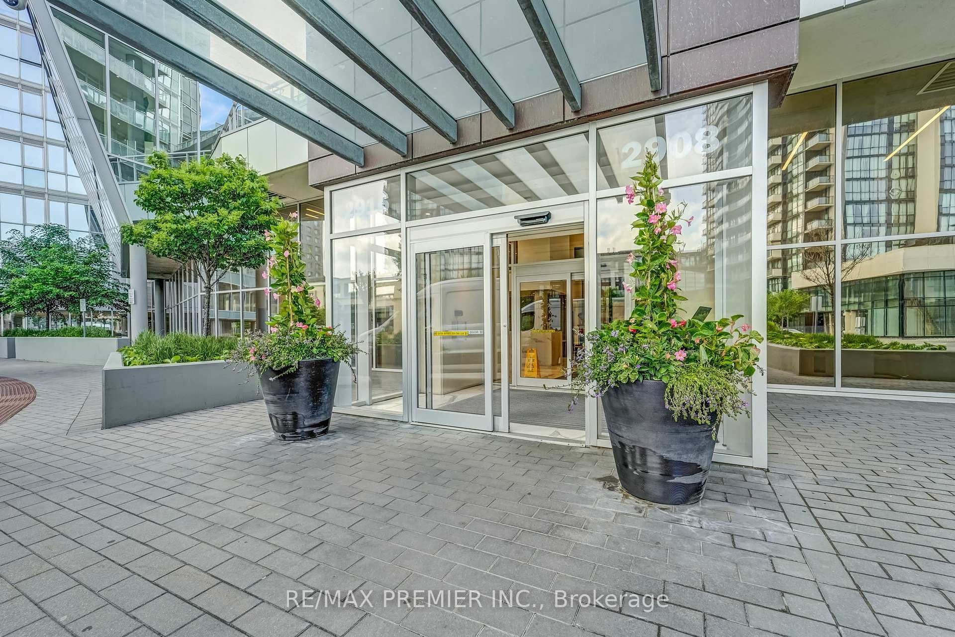 2 Bedrooms Condo at 2916 Highway 7, Vaughan For sale