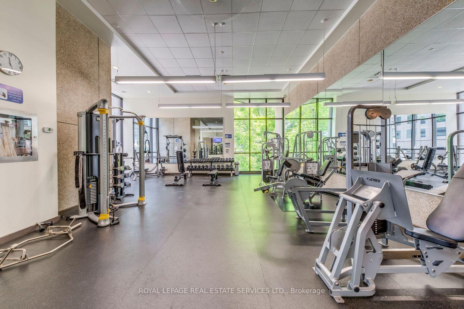 2 Bedrooms Condo at 33 Harbour, Toronto For sale