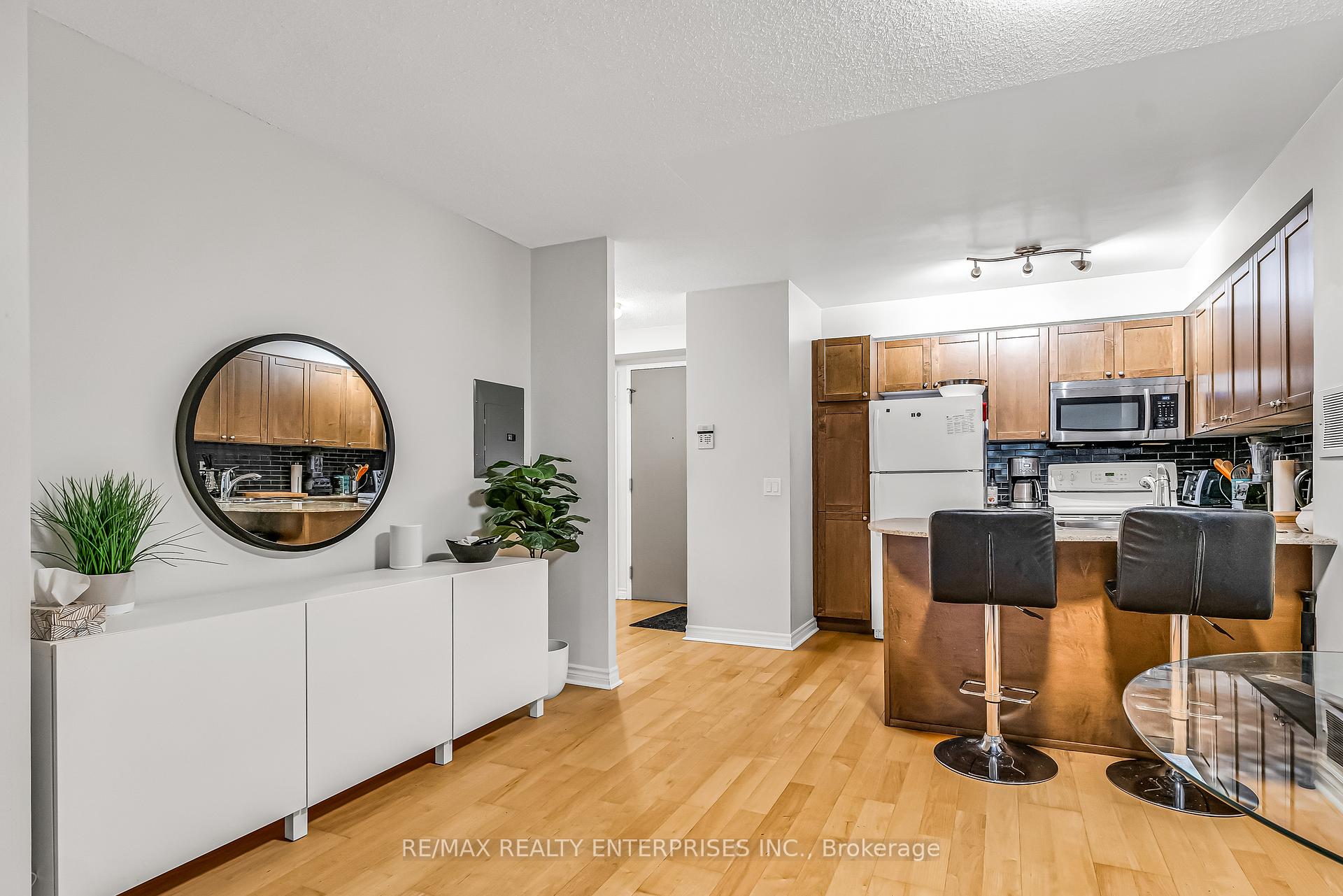 2 Bedrooms Condo at 763 Bay, Toronto For sale