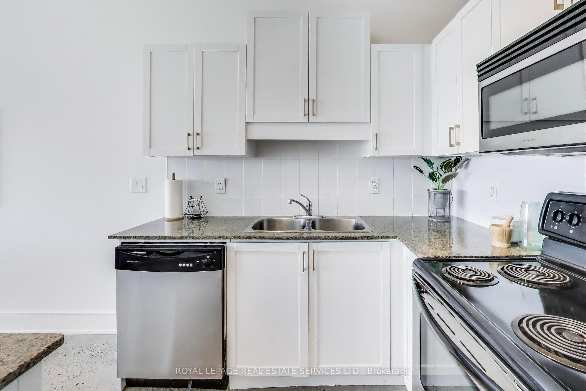 2 Bedrooms Condo at 2 Fieldway,  Toronto For sale
