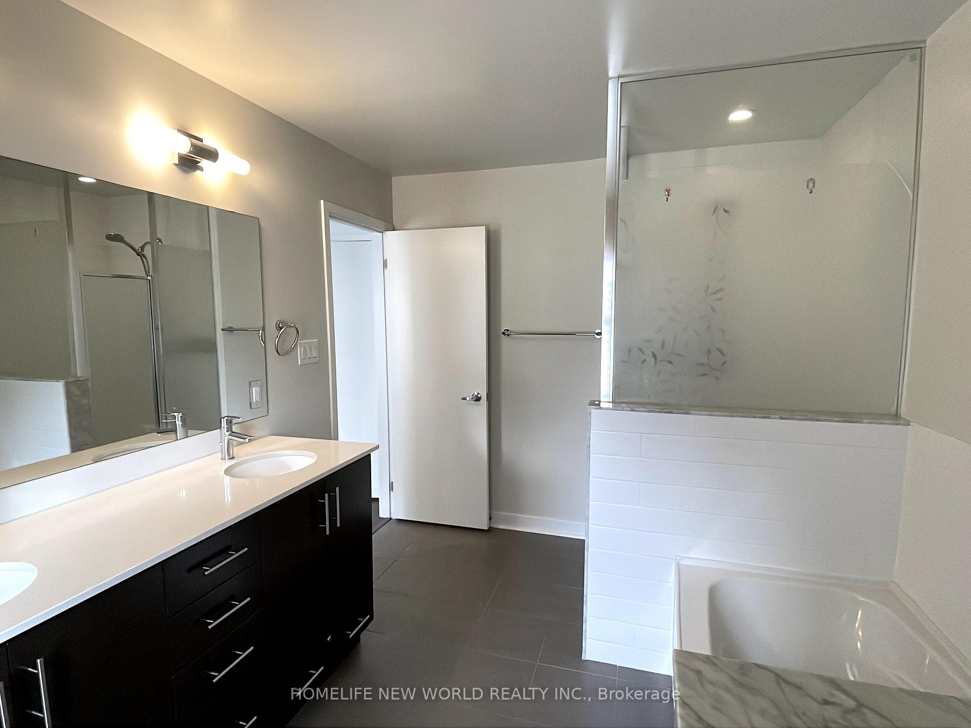 3 Bedrooms Condo at 370 Square One,  Mississauga For sale