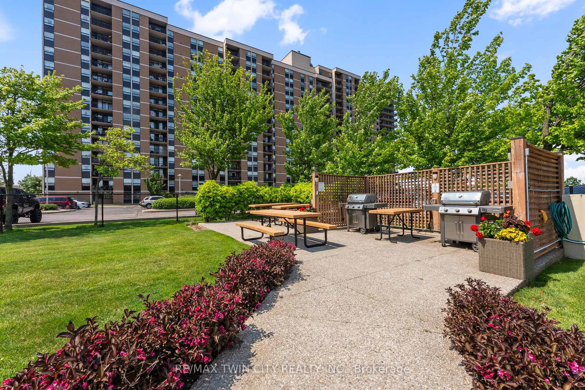 2 Bedrooms Condo at 301 Frances, Hamilton For sale