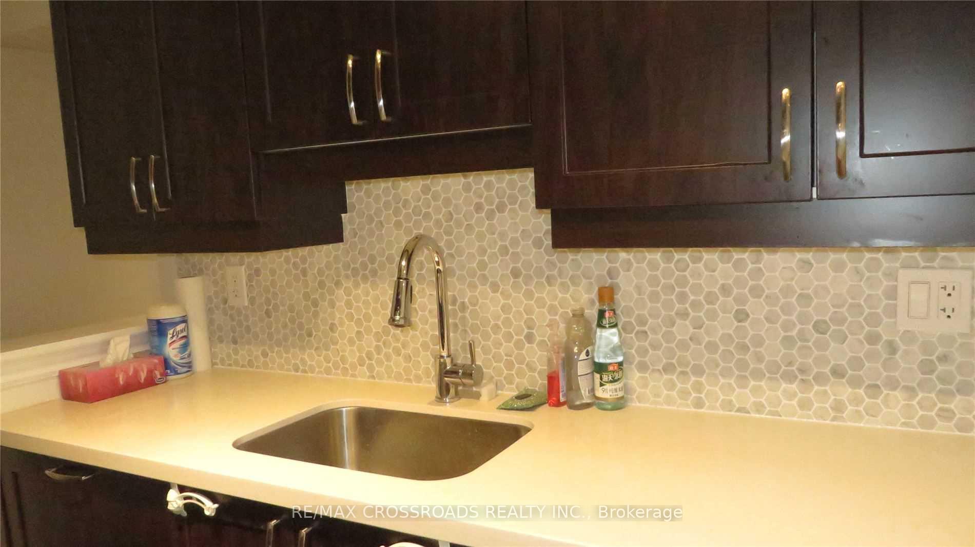 4 Bedrooms Condo at 20 Hargrave, Toronto For sale