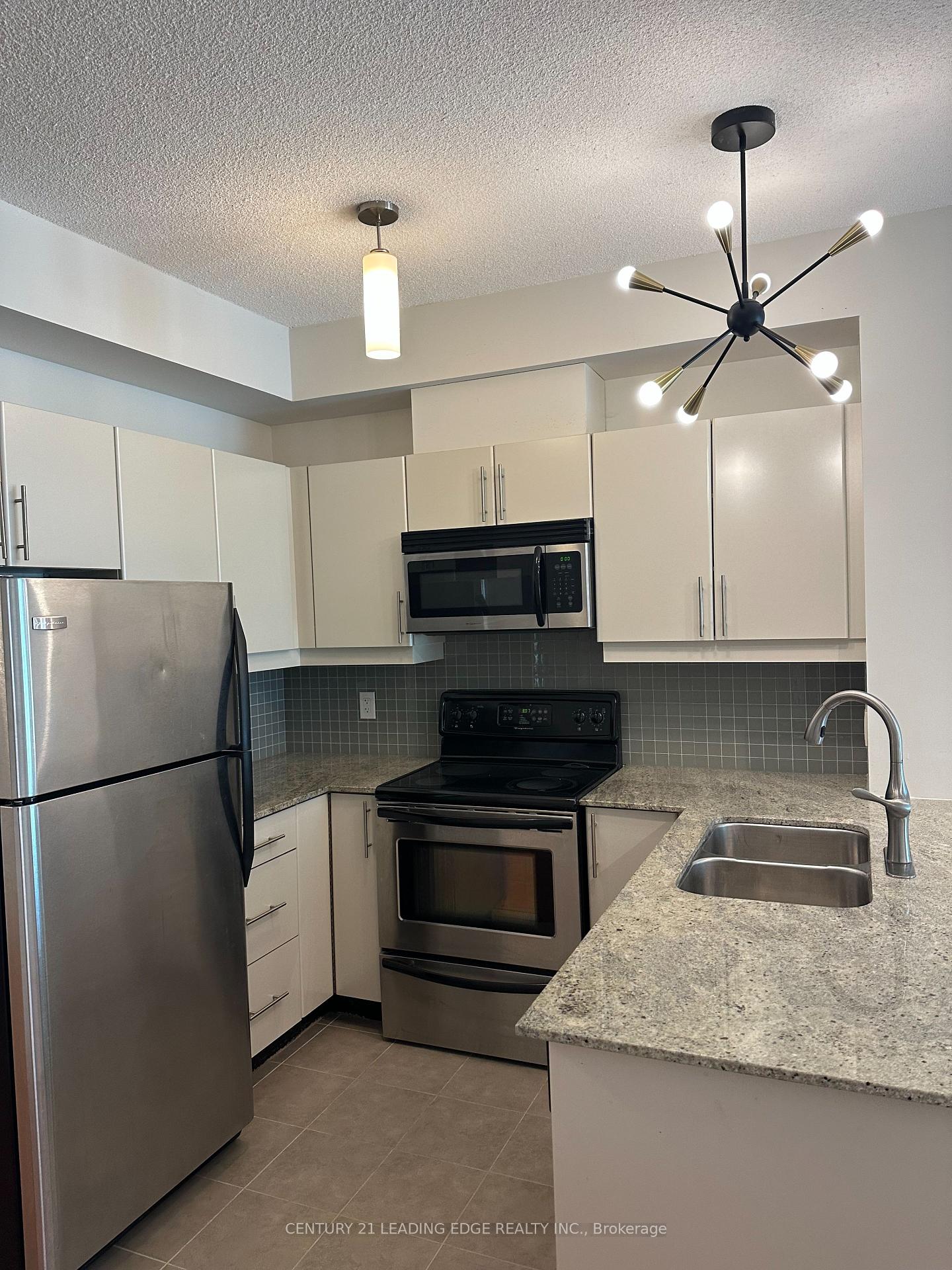 2 Bedrooms Condo at 18 Harbour, Toronto For sale