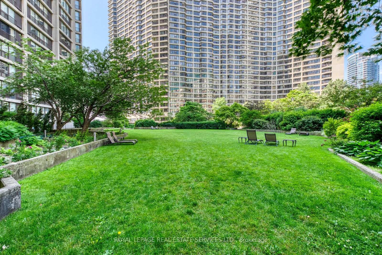 2 Bedrooms Condo at 33 Harbour, Toronto For sale