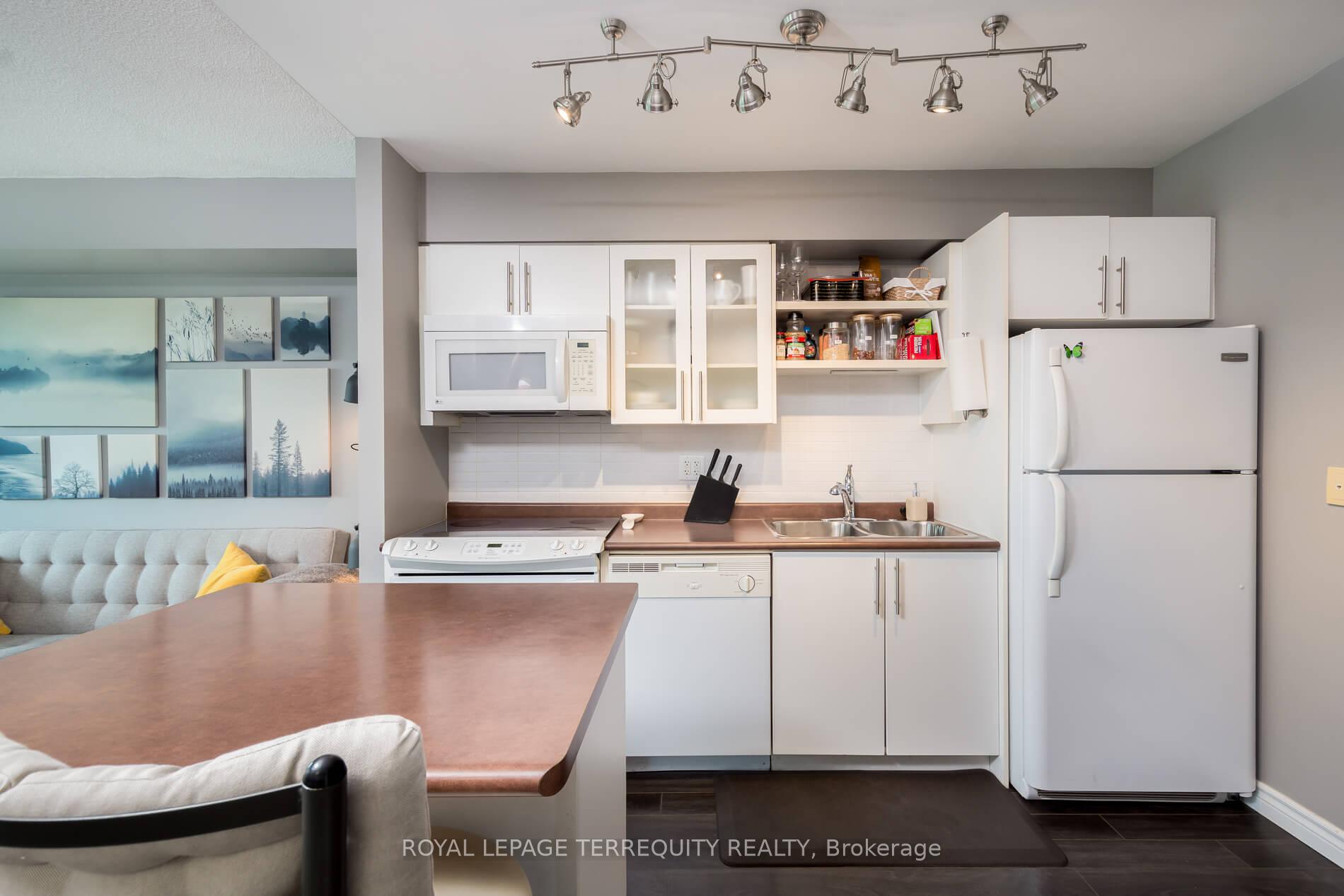 2 Bedrooms Condo at 600 Fleet, Toronto For sale