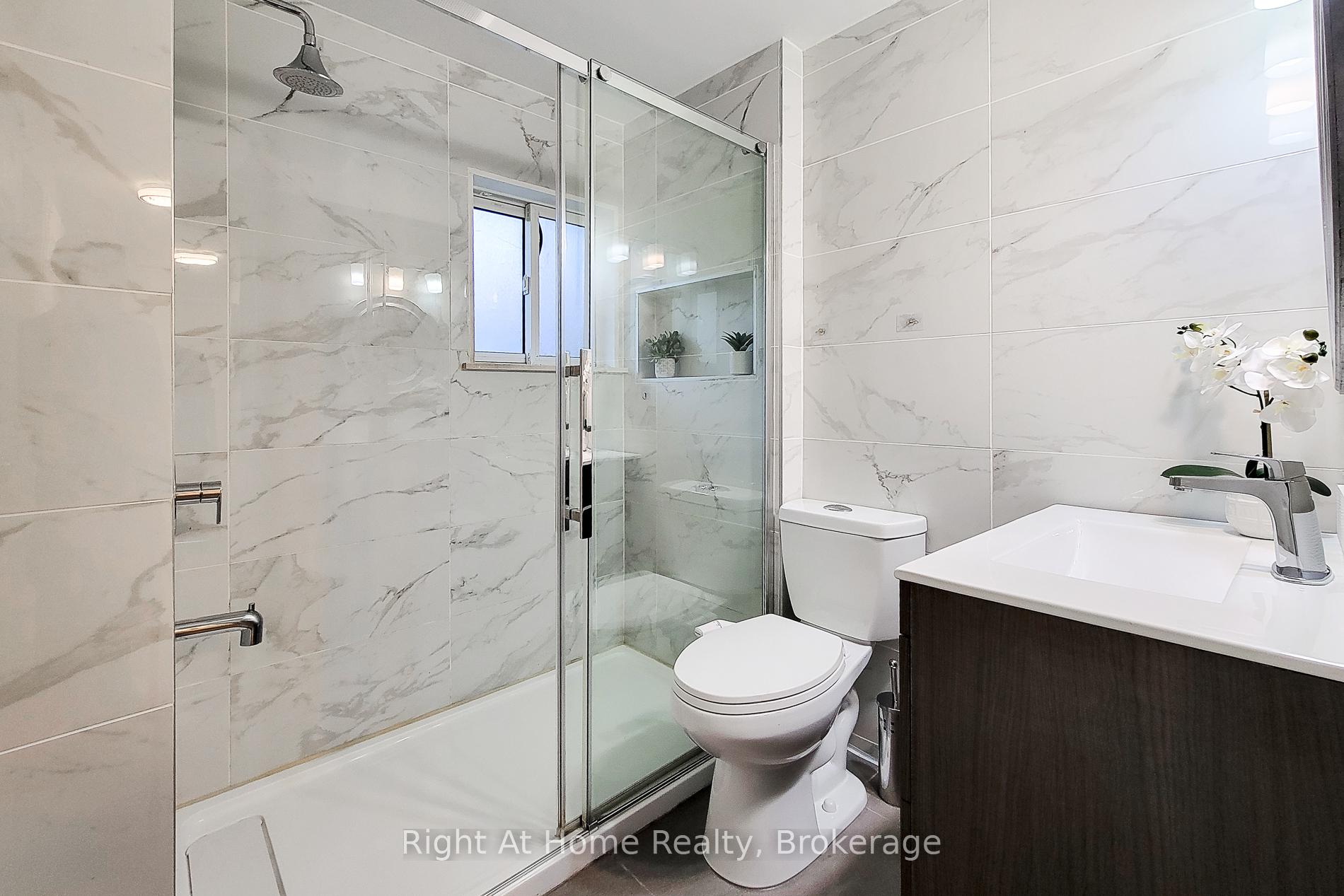 3 Bedrooms Condo at 8 Glenburn, Hamilton For sale