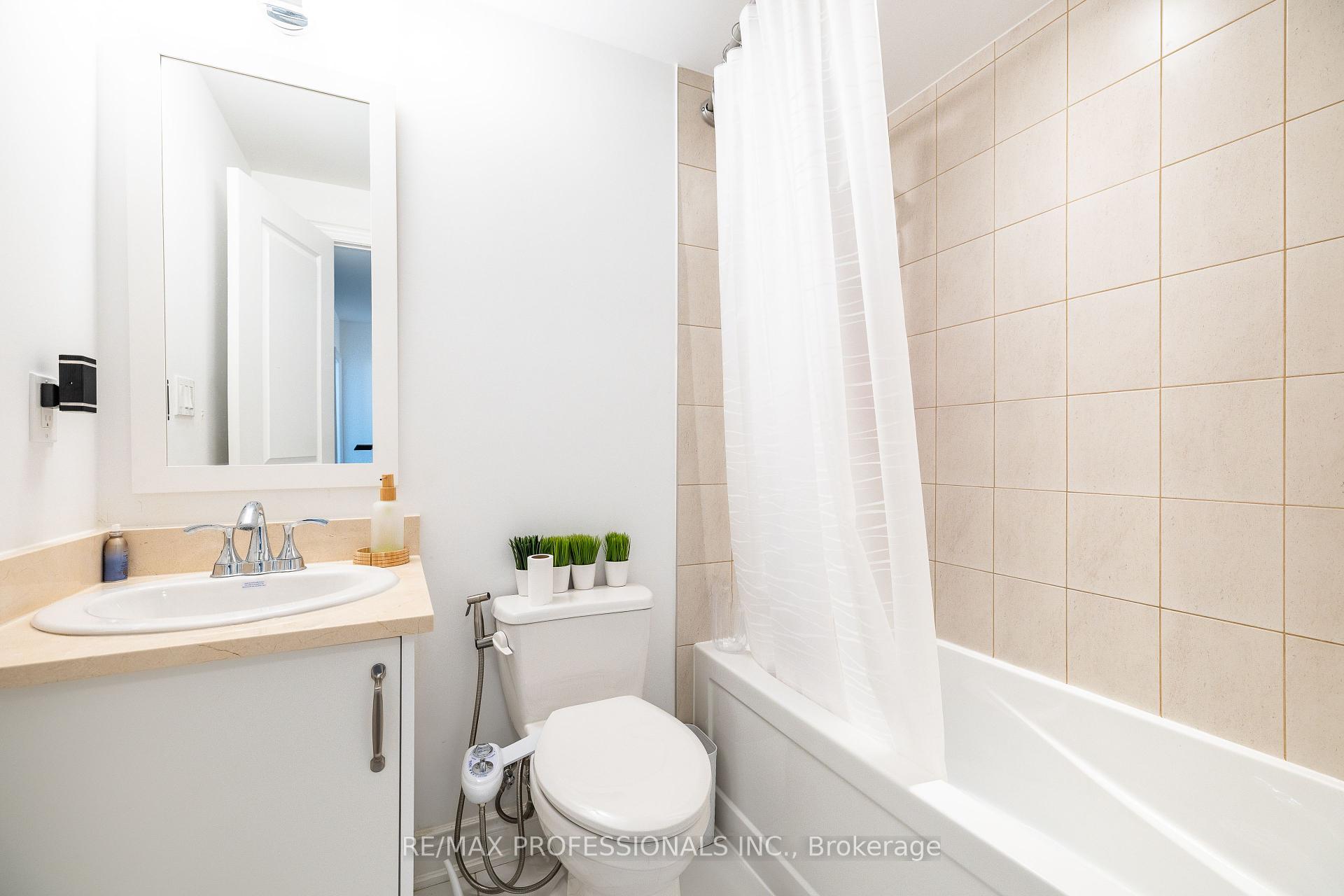 3 Bedrooms Condo at 150 Joymar, Mississauga For sale