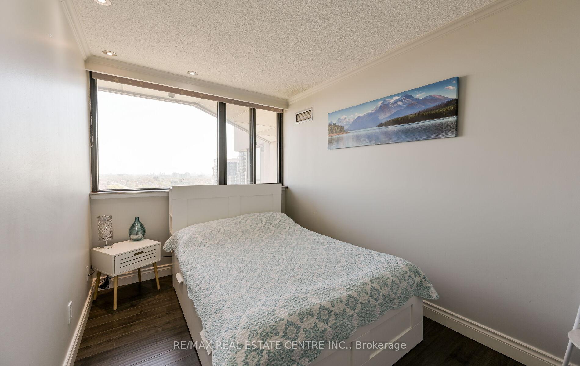 3 Bedrooms Condo at 200 Robert Speck, Mississauga For sale