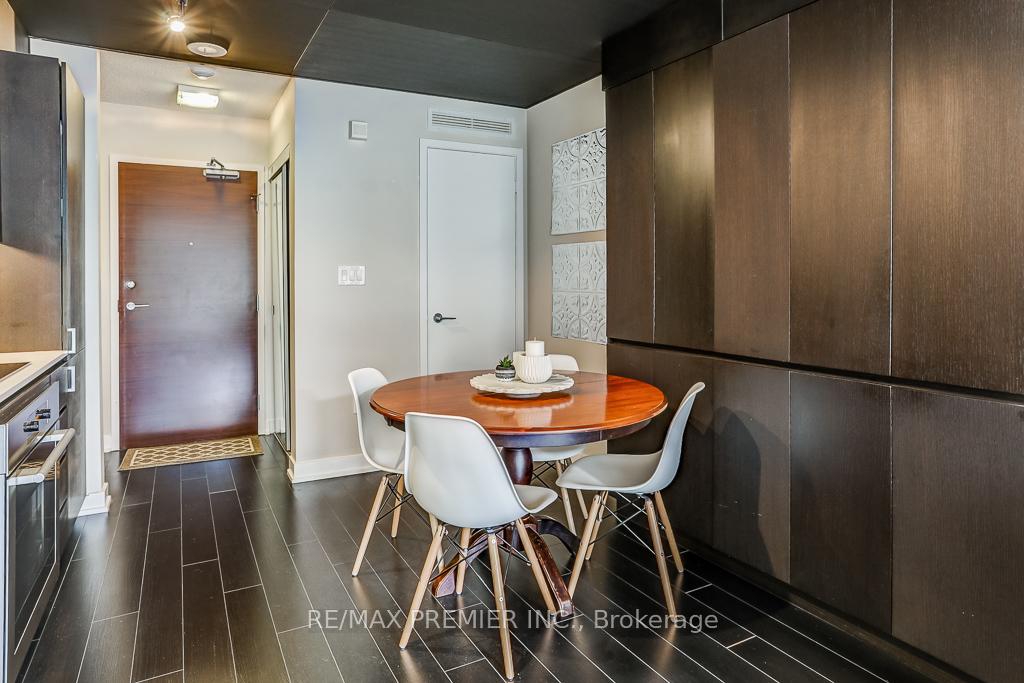 2 Bedrooms Condo at 10 Capreol, Toronto For sale
