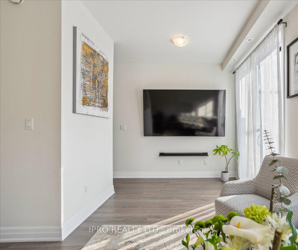 2 Bedrooms Condo at 652 Cricklewood, Mississauga For sale