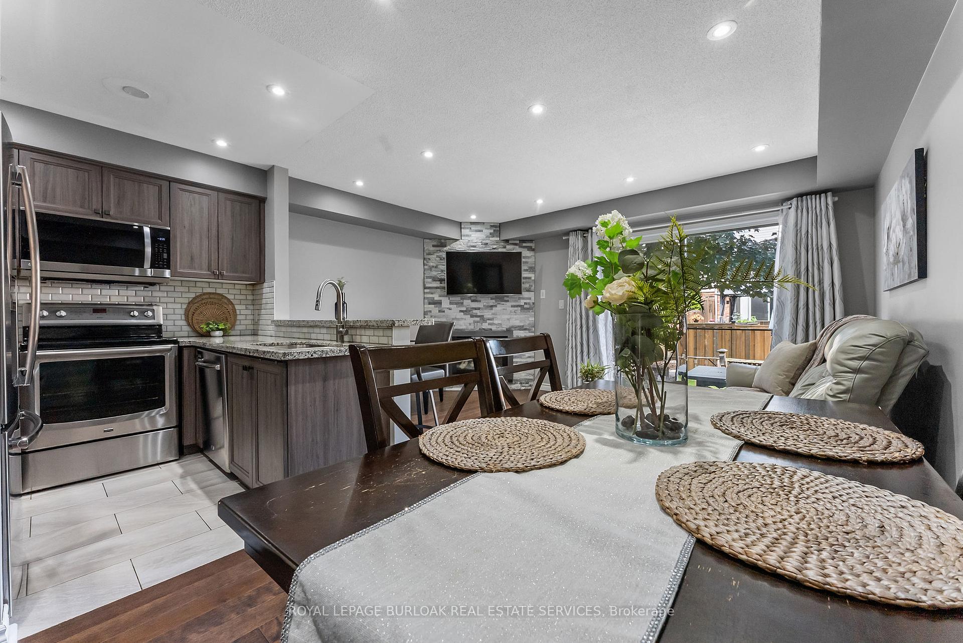 3 Bedrooms Condo at 2025 Cleaver, Burlington For sale