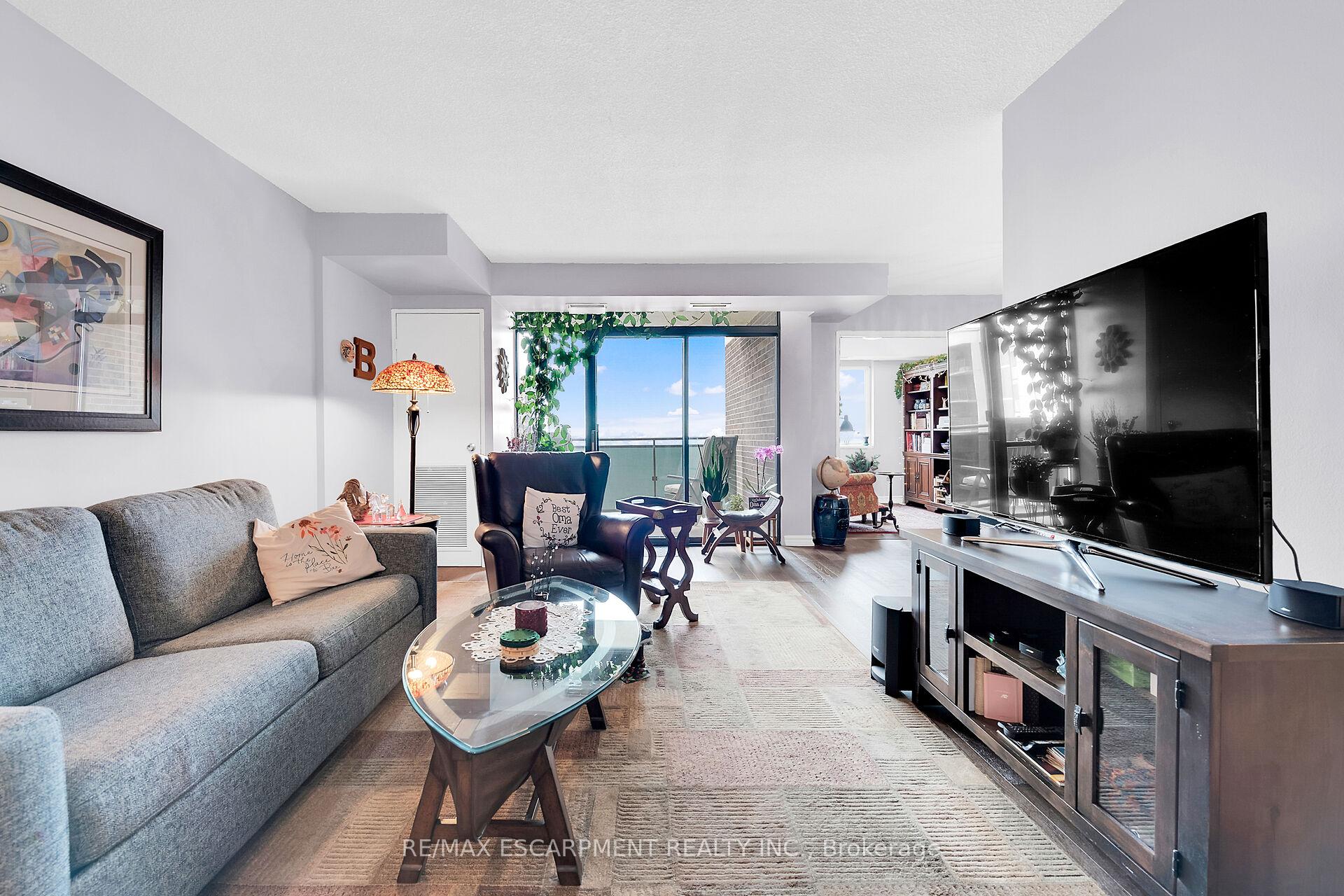 3 Bedrooms Condo at 301 Frances, Hamilton For sale