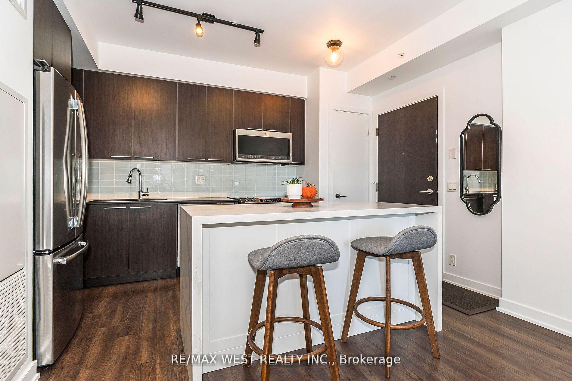 1 Bedroom Condo at 10 Park Lawn, Toronto For sale