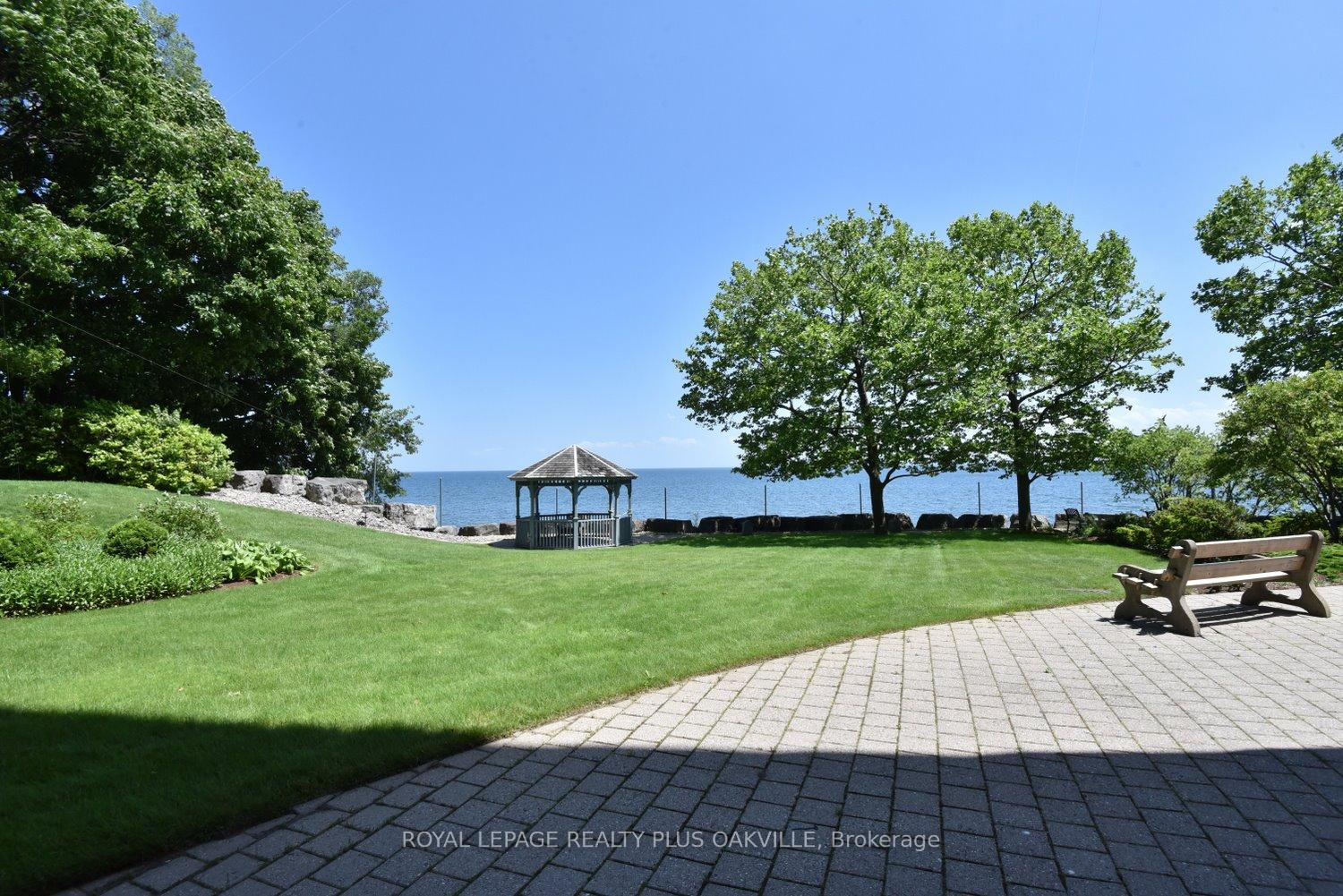 2 Bedrooms Condo at 2190 Lakeshore, Burlington For sale