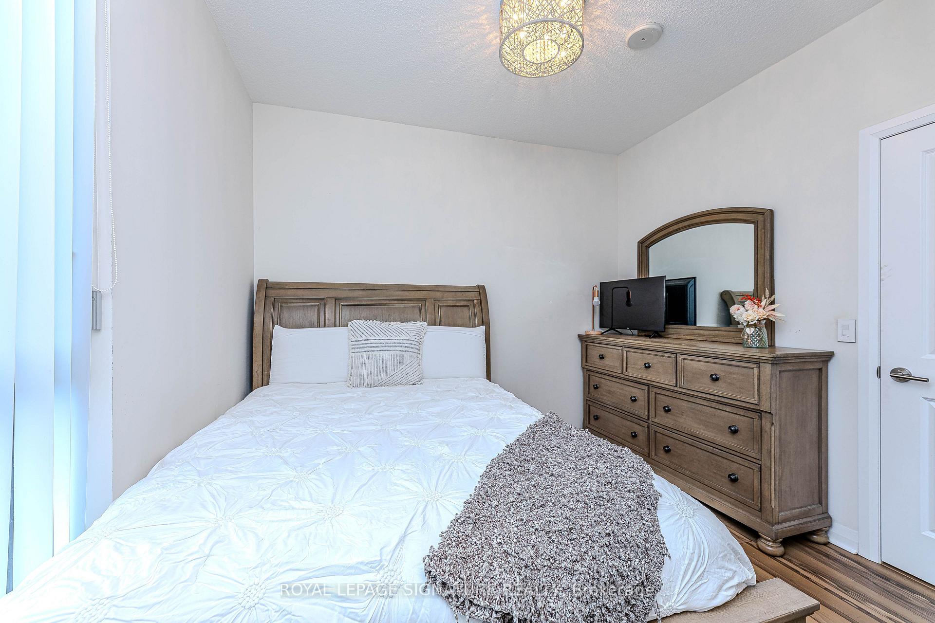 2 Bedrooms Condo at 55 Eglinton, Mississauga For sale