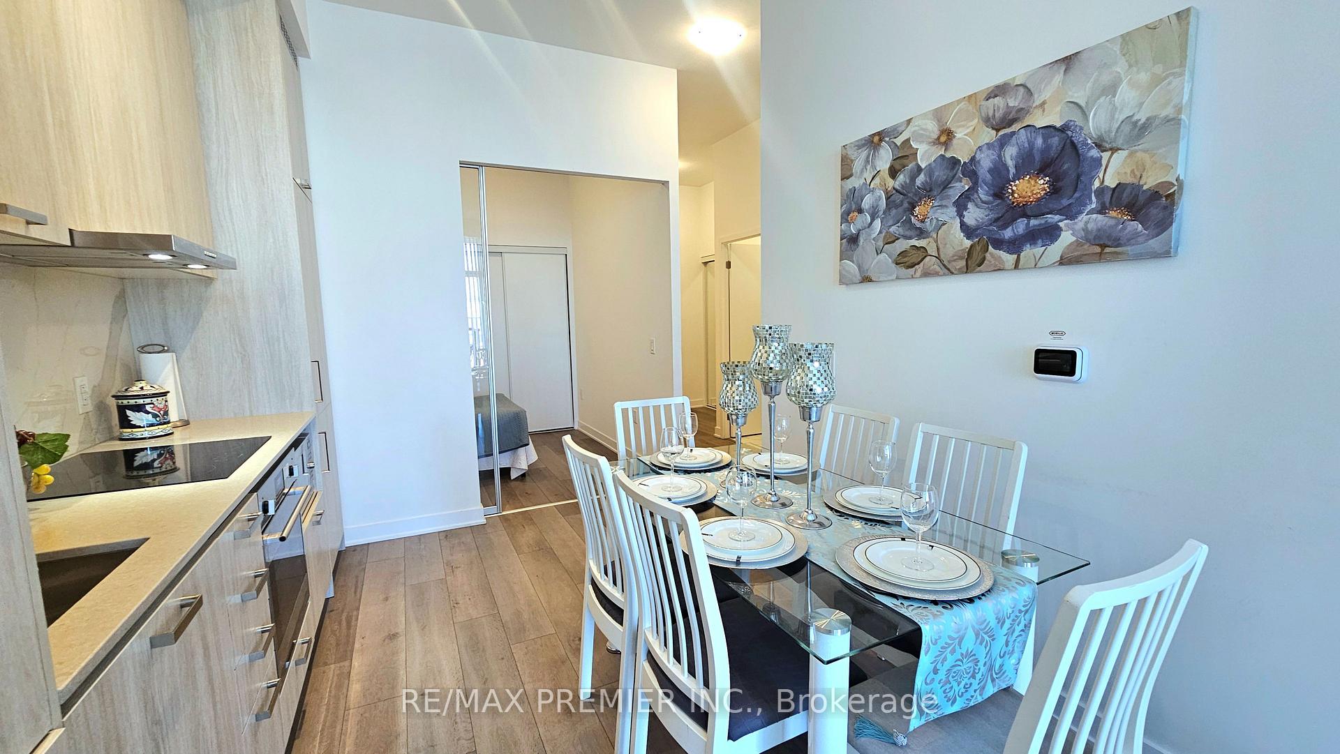 2 Bedrooms Condo at 10 Honeycrisp, Vaughan For sale