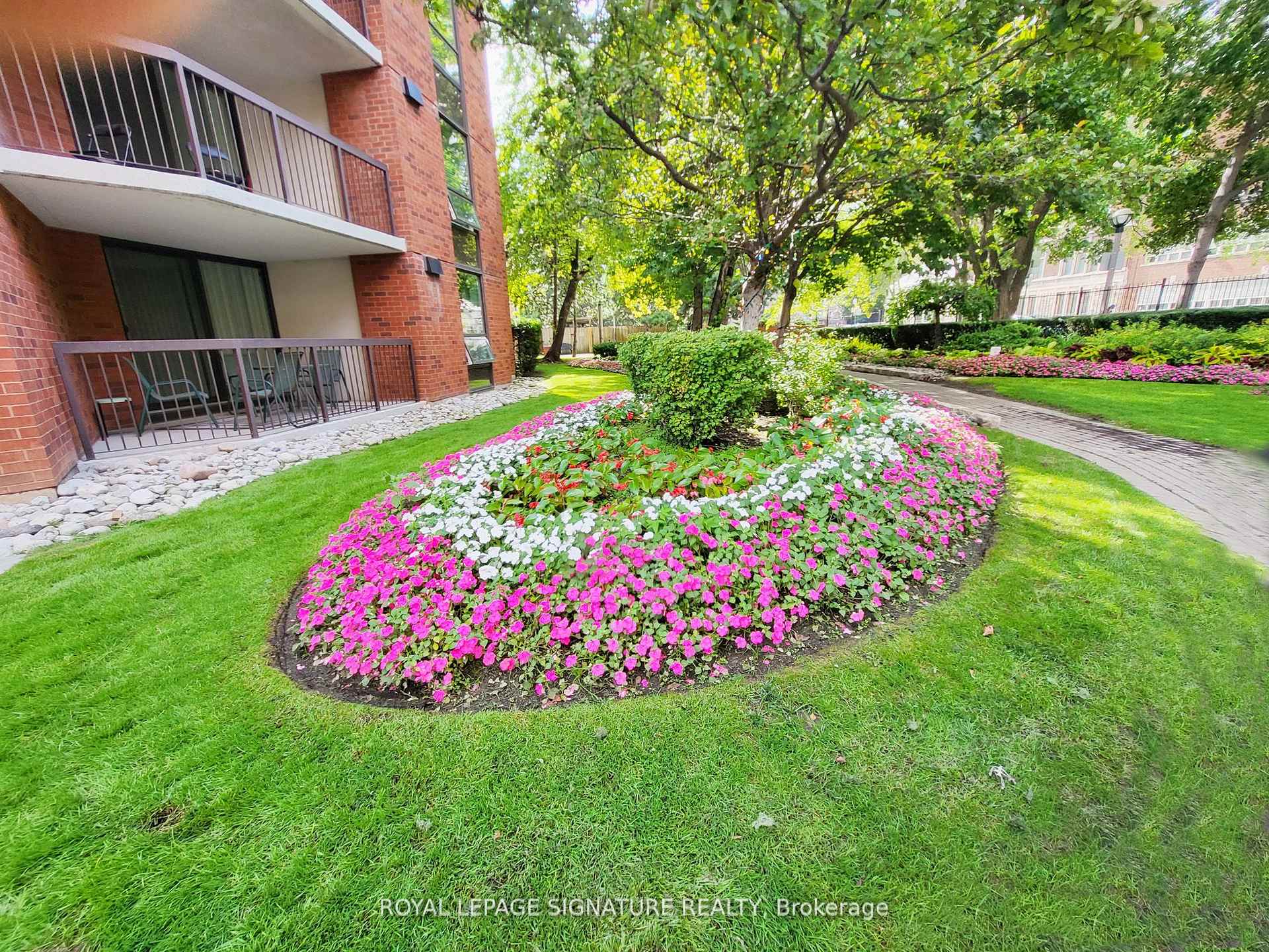 2 Bedrooms Condo at 77 Maitland, Toronto For sale