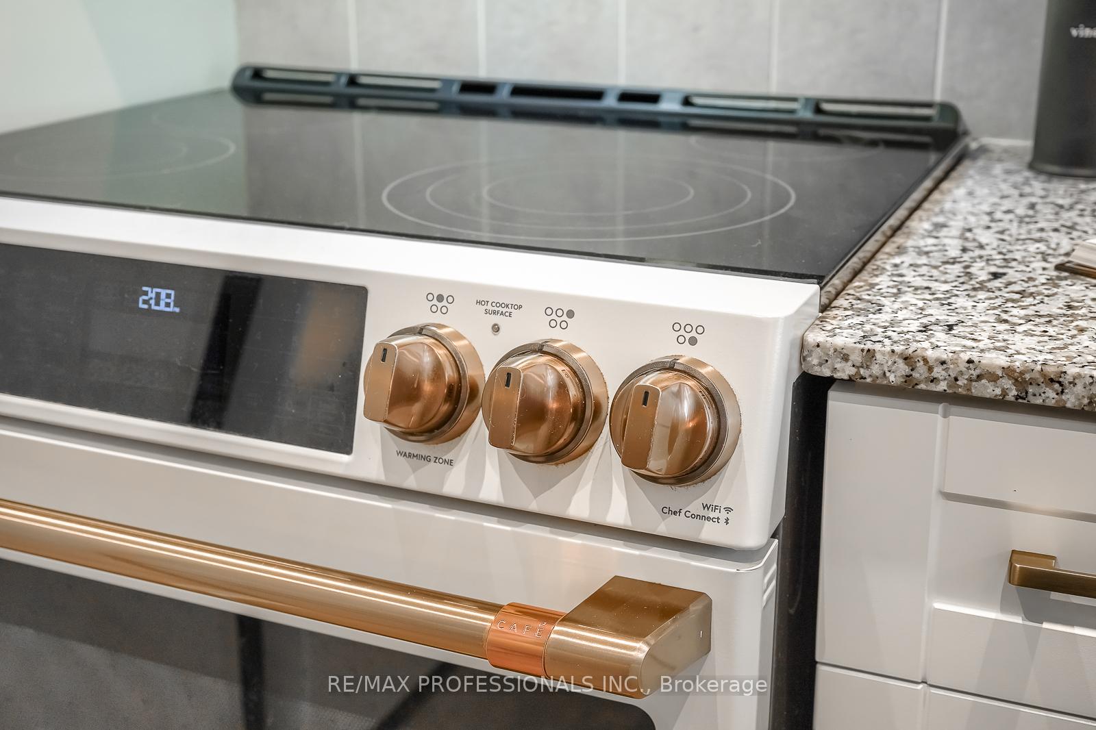 3 Bedrooms Condo at 32 Stadium, Toronto For sale