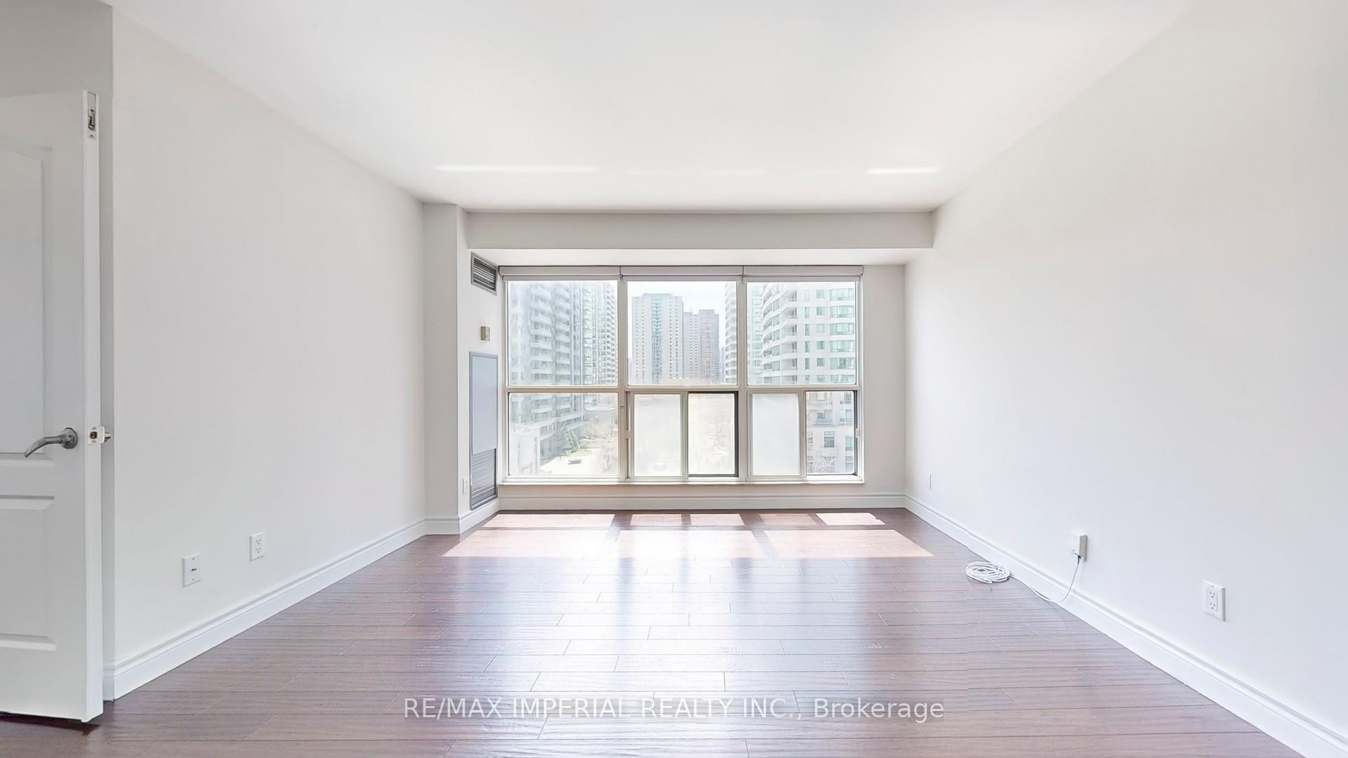 3 Bedrooms Condo at 18 Hollywood, Toronto For sale