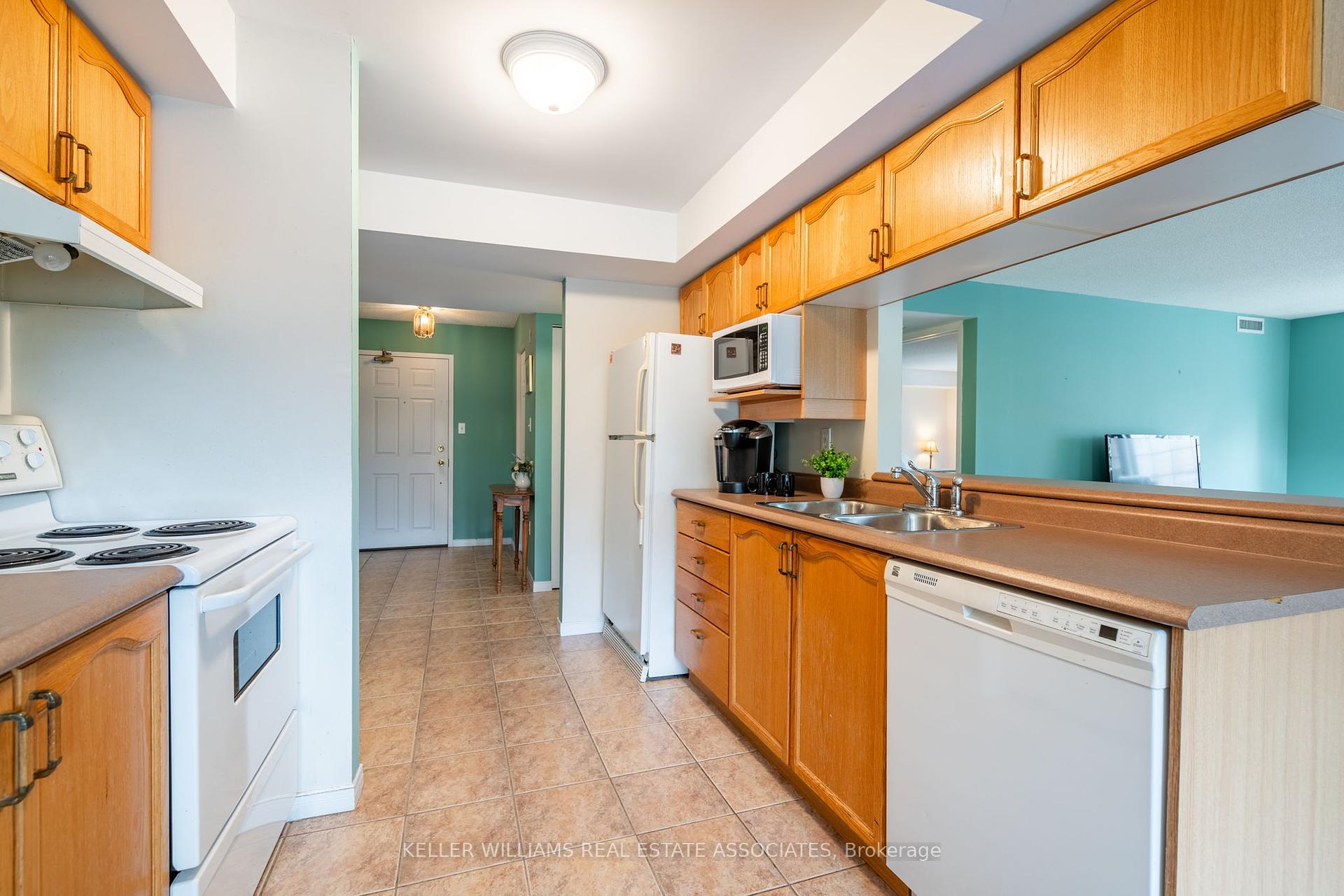 2 Bedrooms Condo at 216 Plains, Burlington For sale