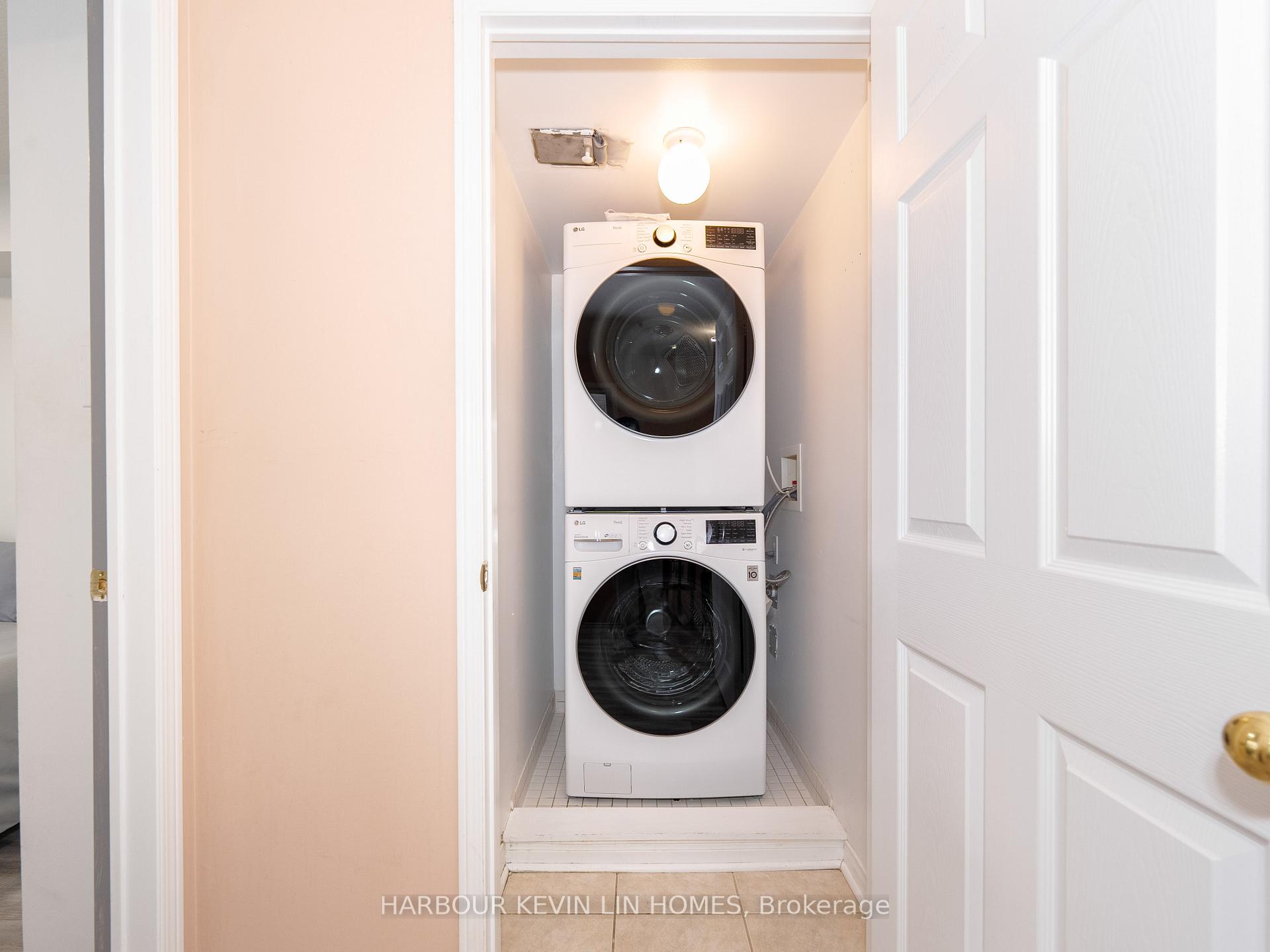 3 Bedrooms Condo at 4975 Southampton, Mississauga For sale