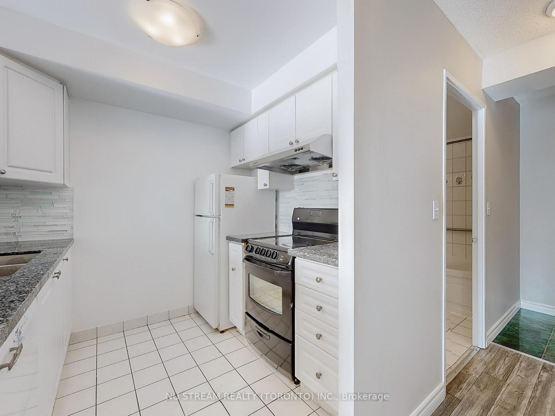 2 Bedrooms Condo at 18 Lee Centre,  Toronto For sale