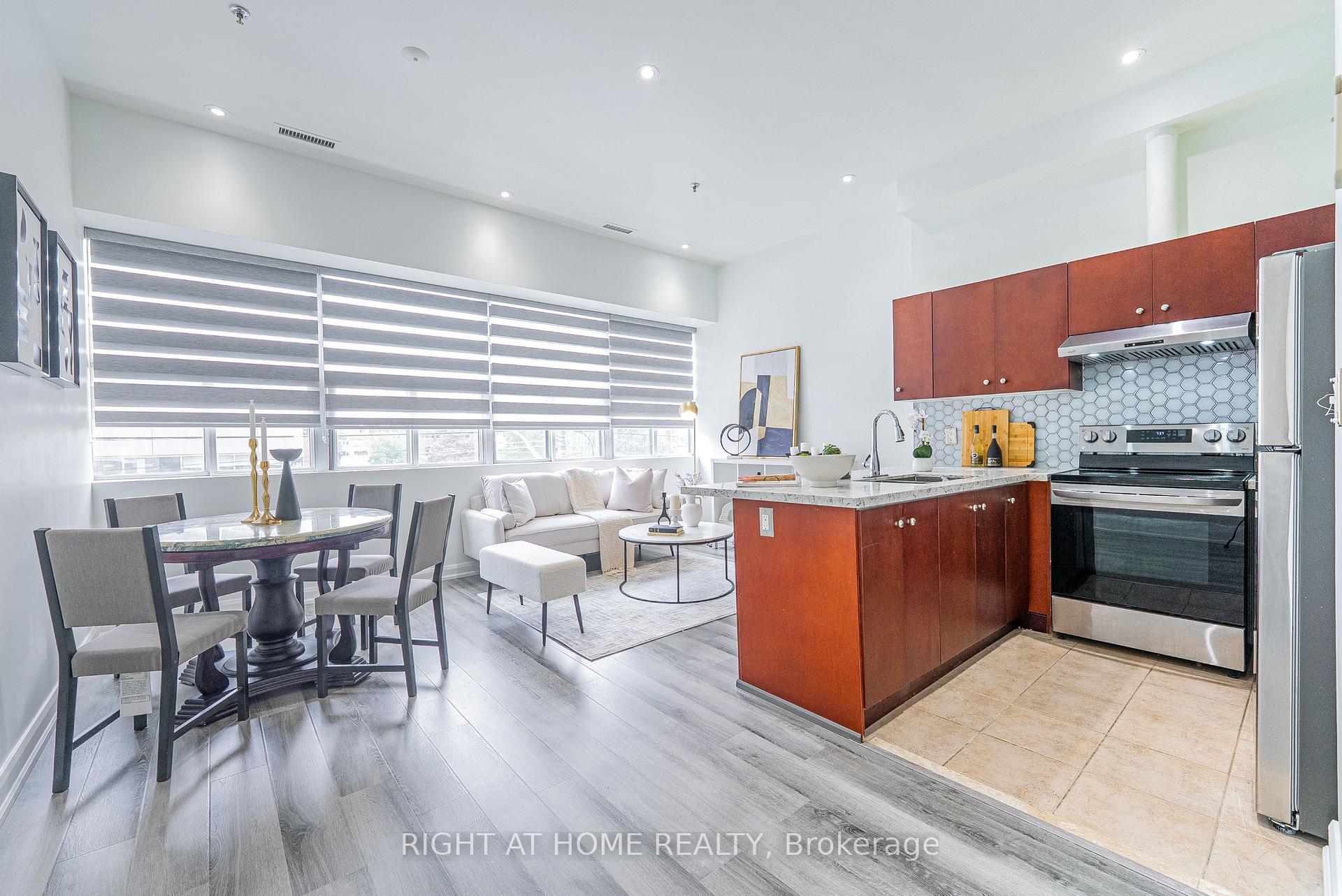 2 Bedrooms Condo at 700 King, Toronto For sale