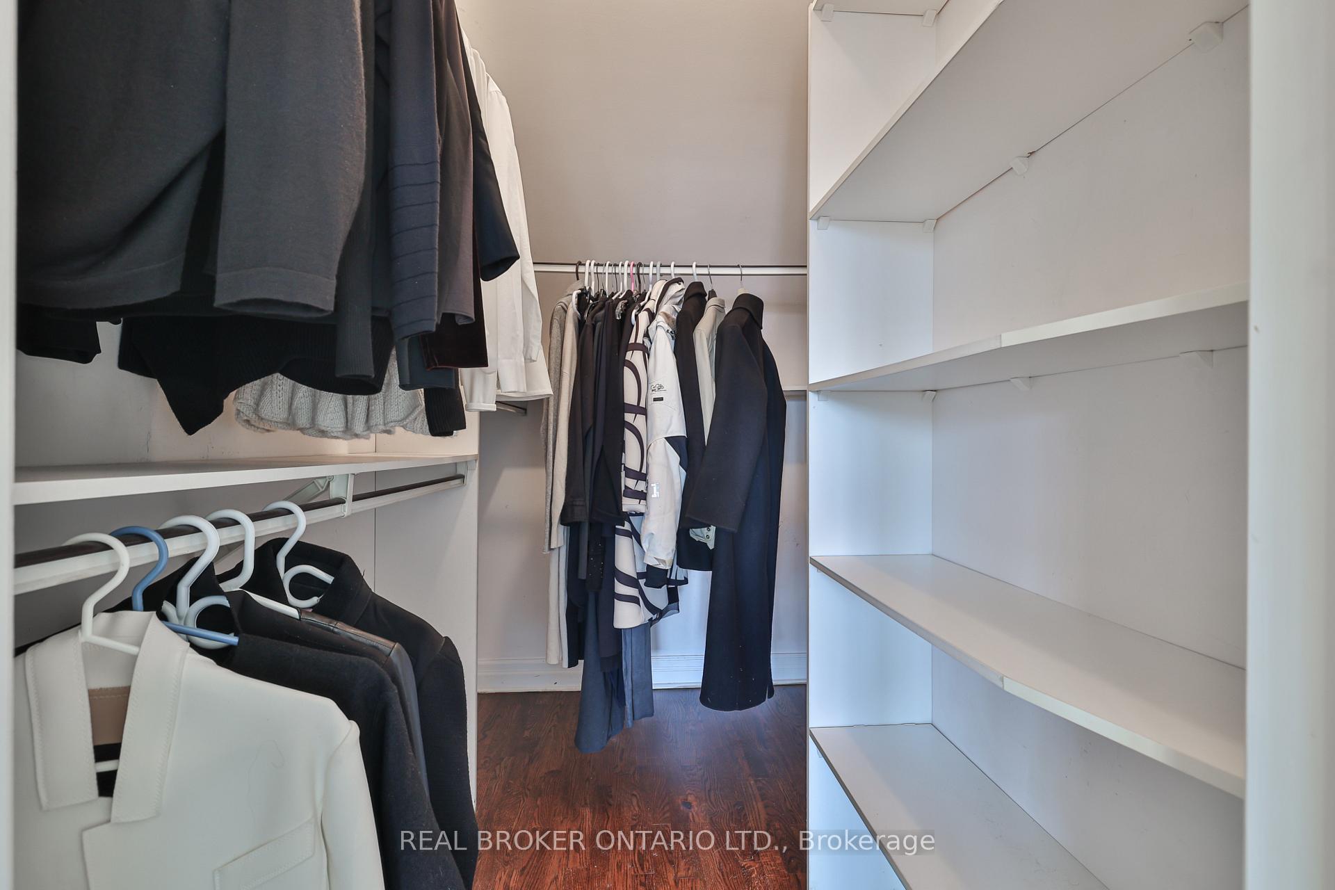 2 Bedrooms Condo at 195 Poplar Plains, Toronto For sale