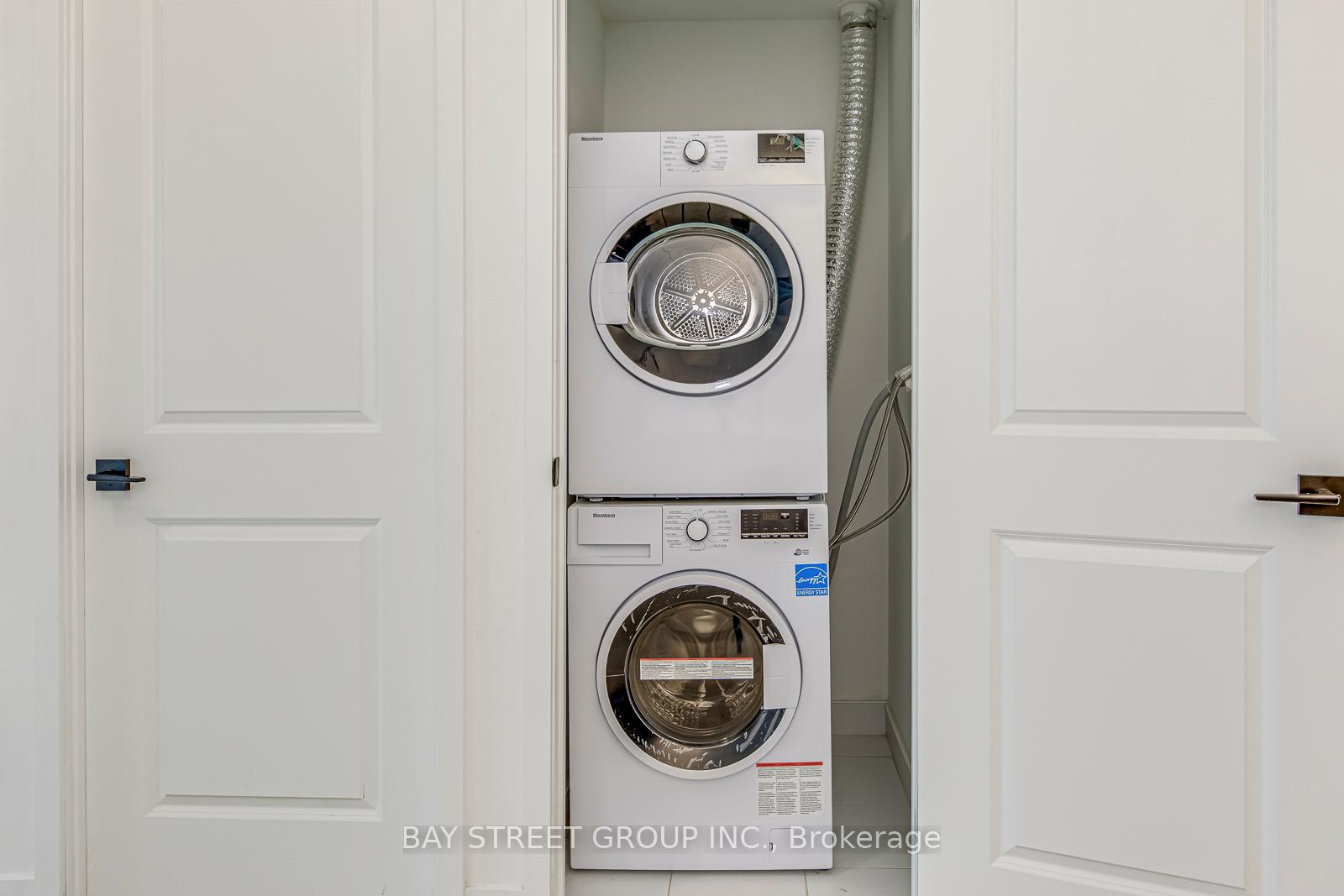 2 Bedrooms Condo at 2485 Taunton, Oakville For sale