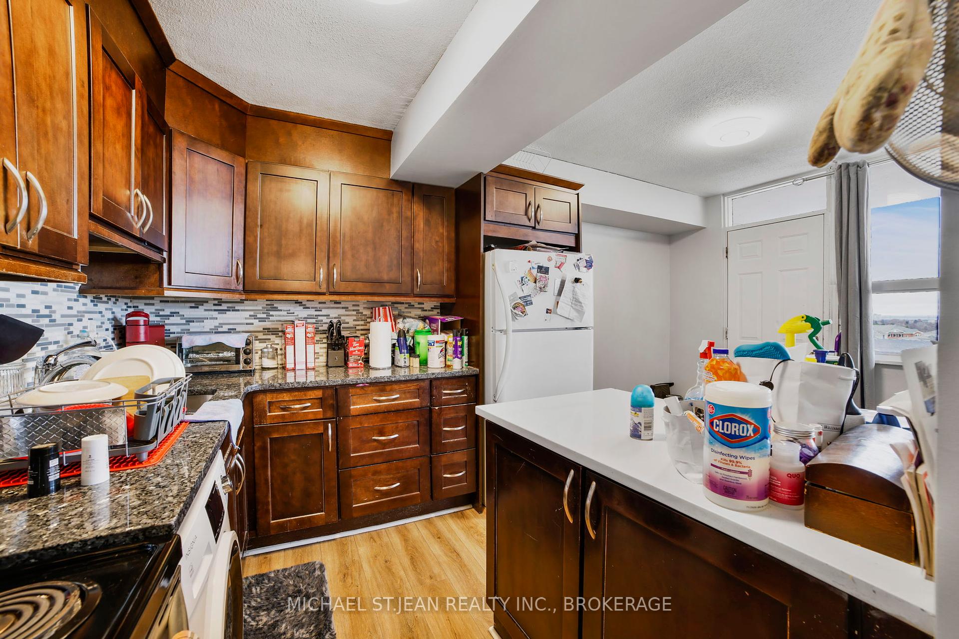 3 Bedrooms Condo at 15 Albright,  Hamilton For sale