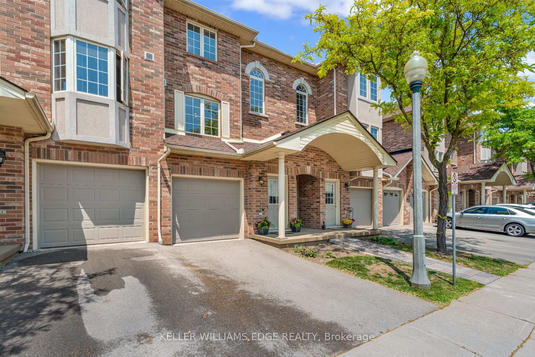 2 Bedrooms Condo at 4045 Upper Middle, Burlington For sale