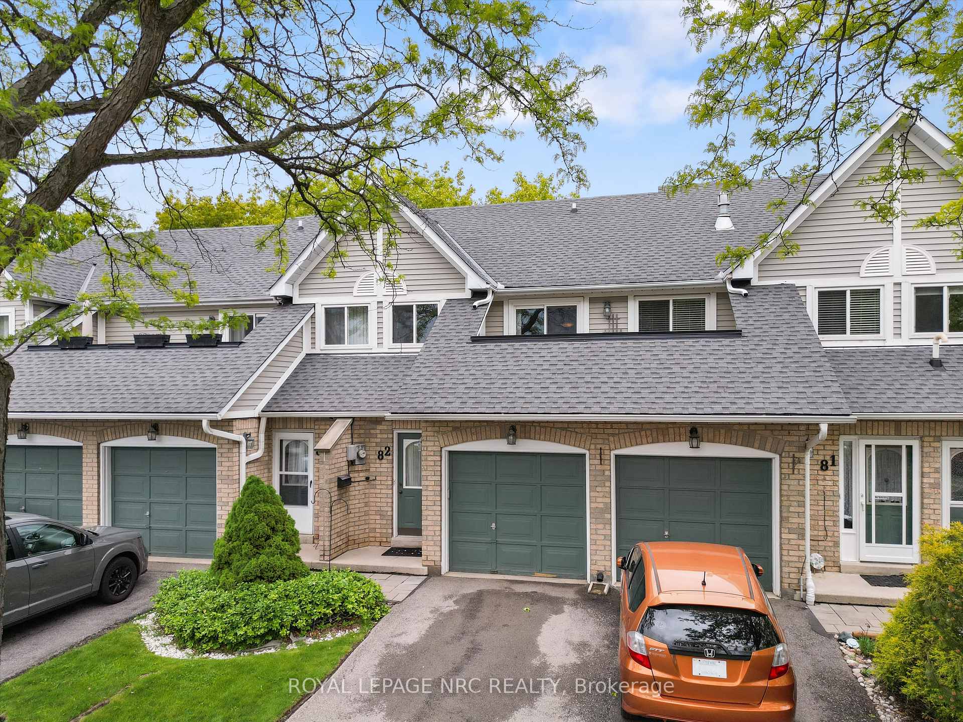 2 Bedrooms Condo at 2530 Northhampton, Burlington For sale