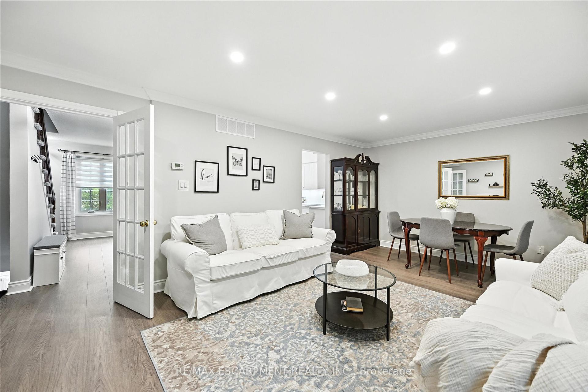 3 Bedrooms Condo at 2110 CLEAVER, Burlington For sale