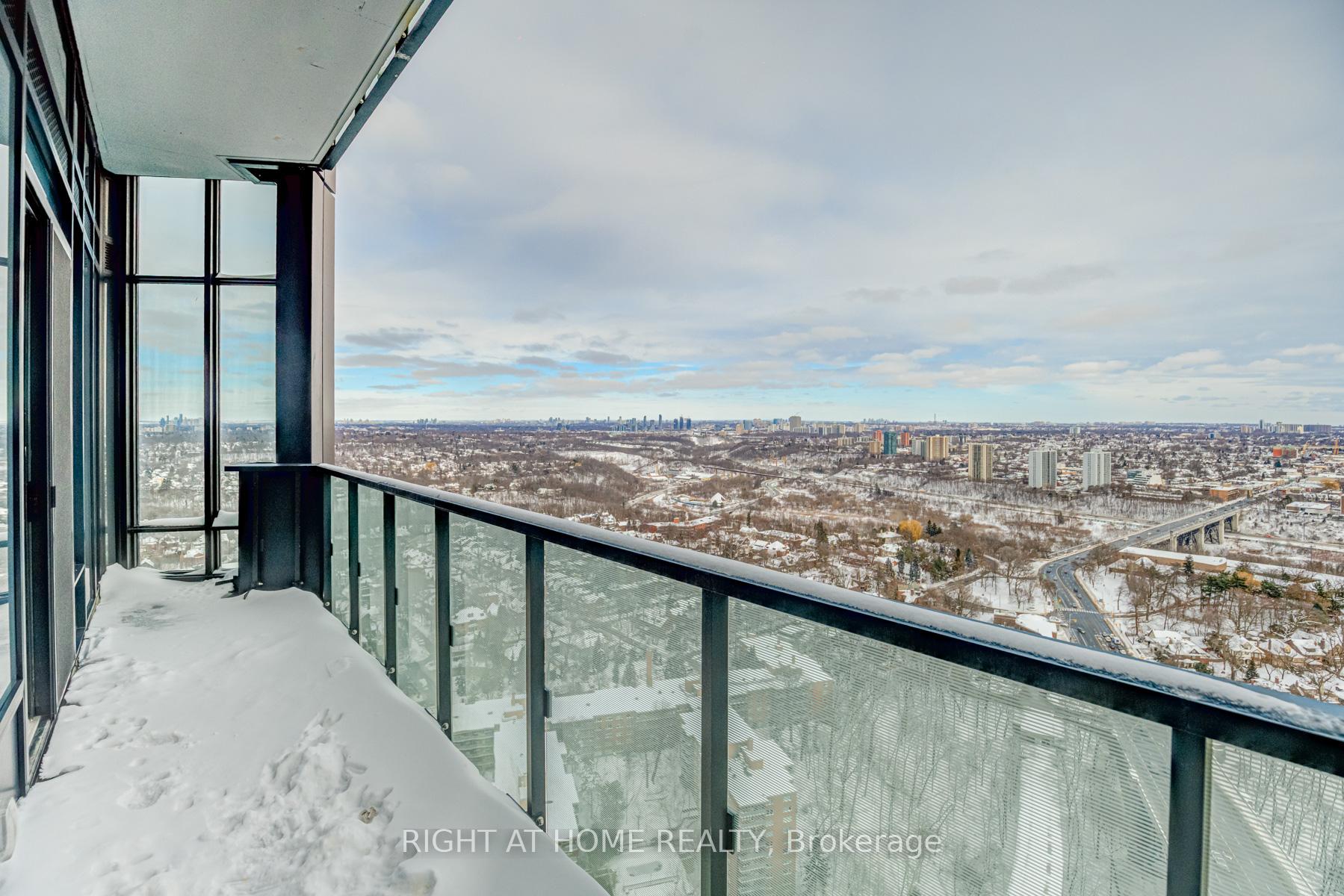 2 Bedrooms Condo at 575 Bloor,  Toronto For sale