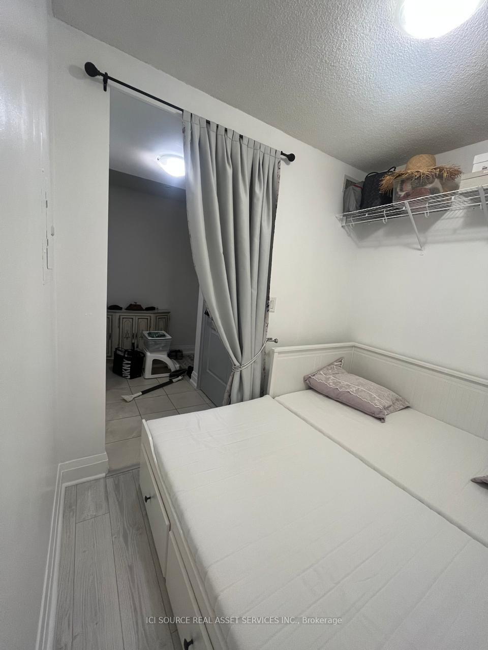 2 Bedrooms Condo at 20 North Park, Vaughan For sale