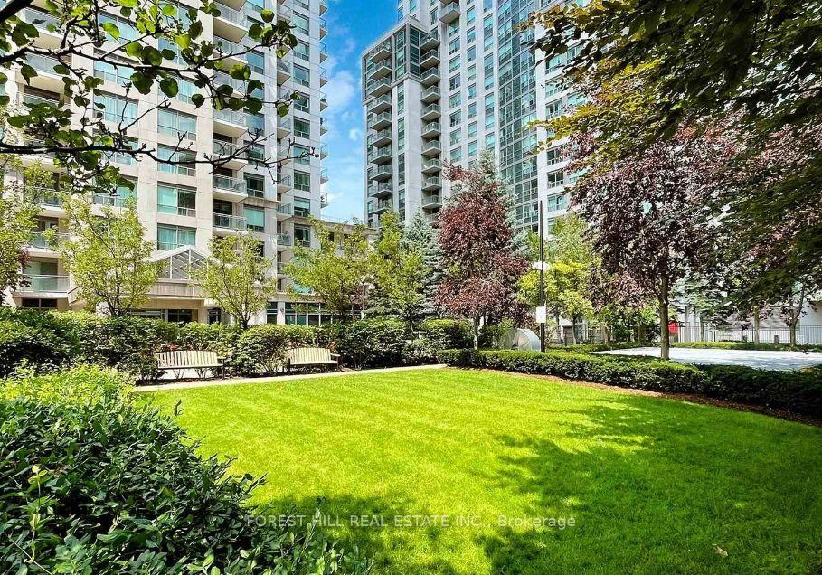 3 Bedrooms Condo at 21 Hillcrest, Toronto For sale
