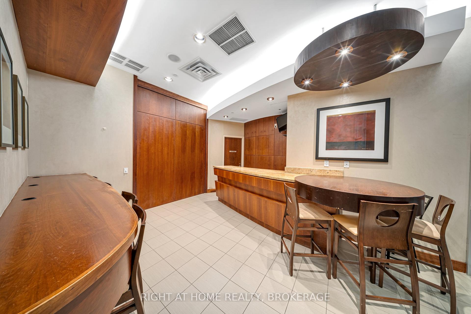 2 Bedrooms Condo at 55 STRATHAVEN, Mississauga For sale